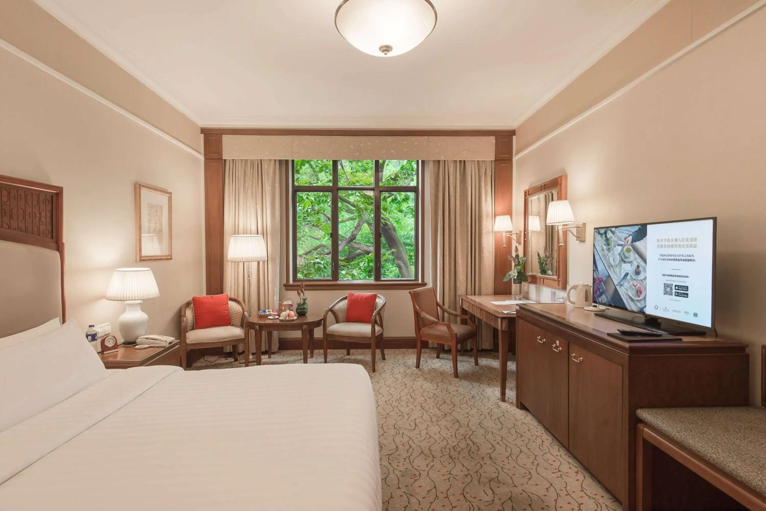 Photo of the whole room, Bed in Shangri-La Hangzhou - The back garden of West Lake