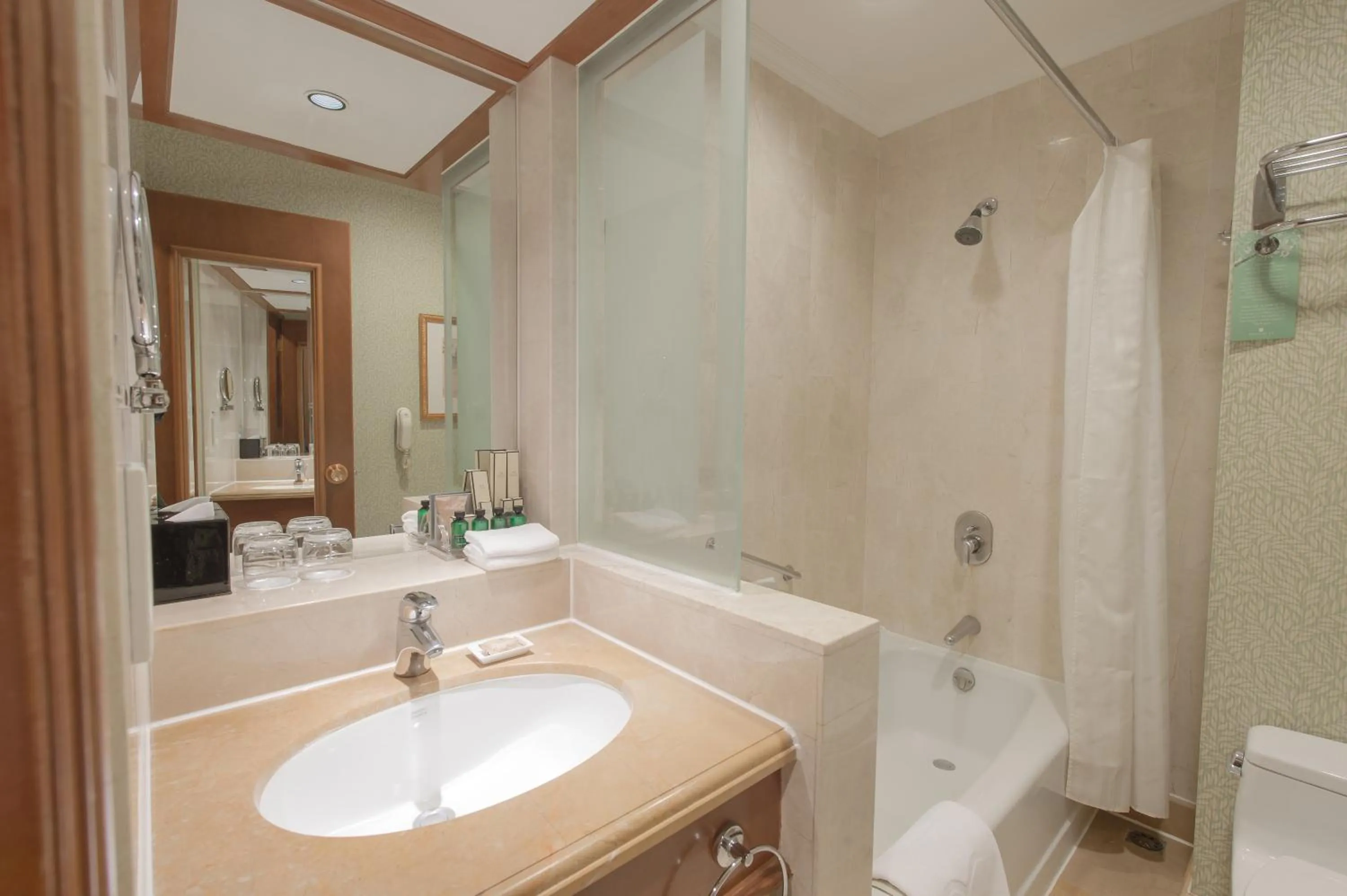 Hot Tub in Shangri-La Hangzhou - The back garden of West Lake