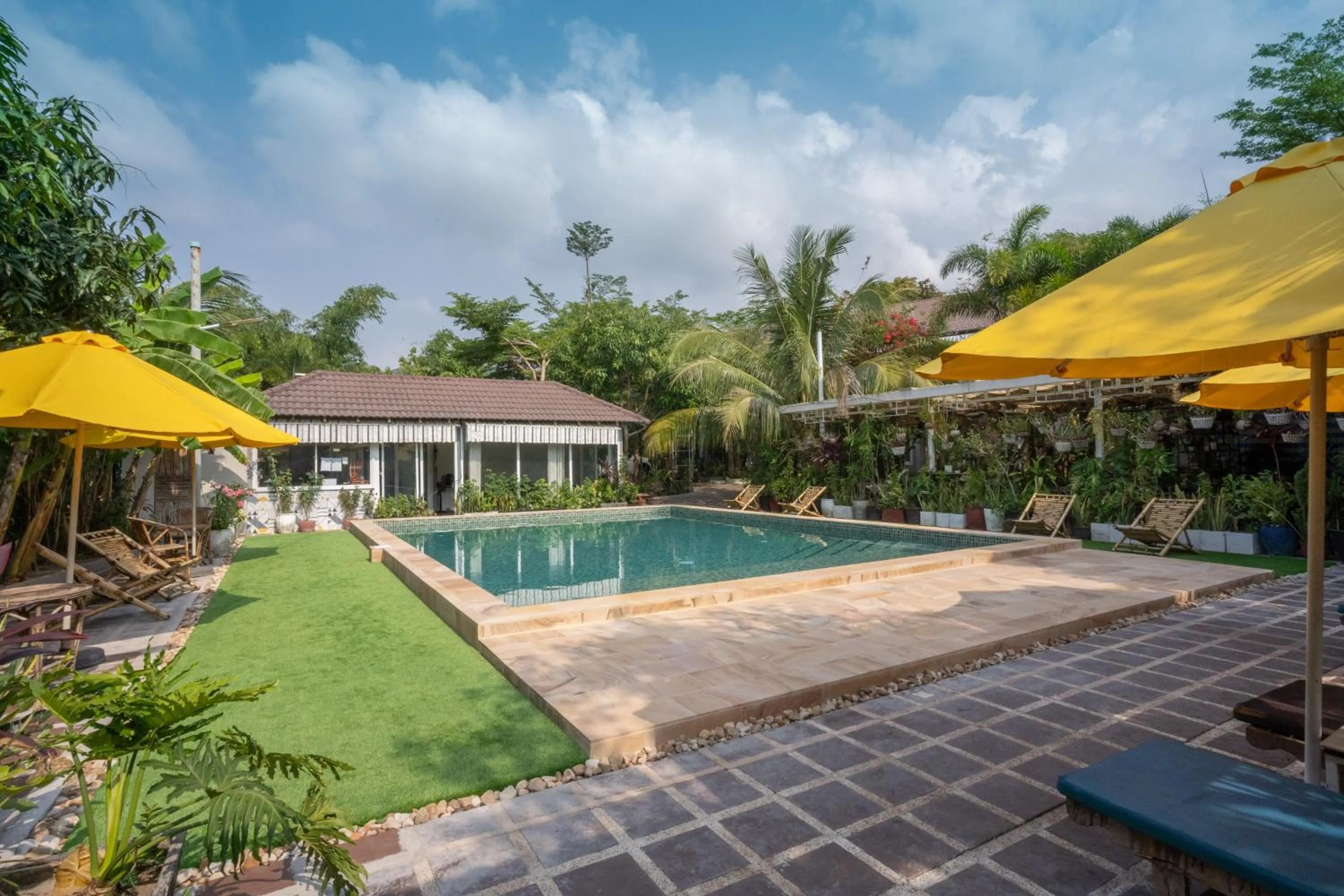 Swimming pool in Sanssouci Kep