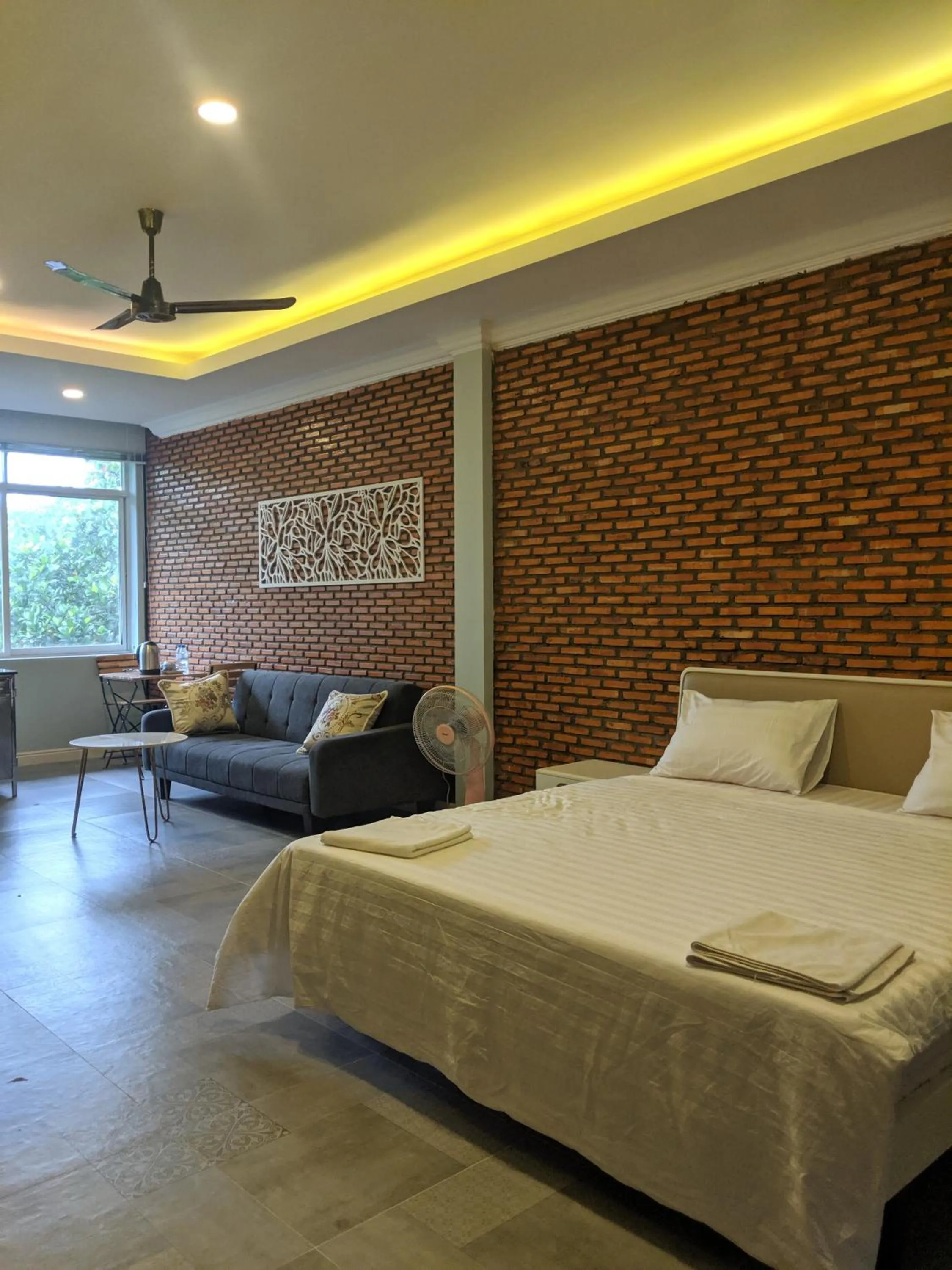 Photo of the whole room, Bed in Sanssouci Kep