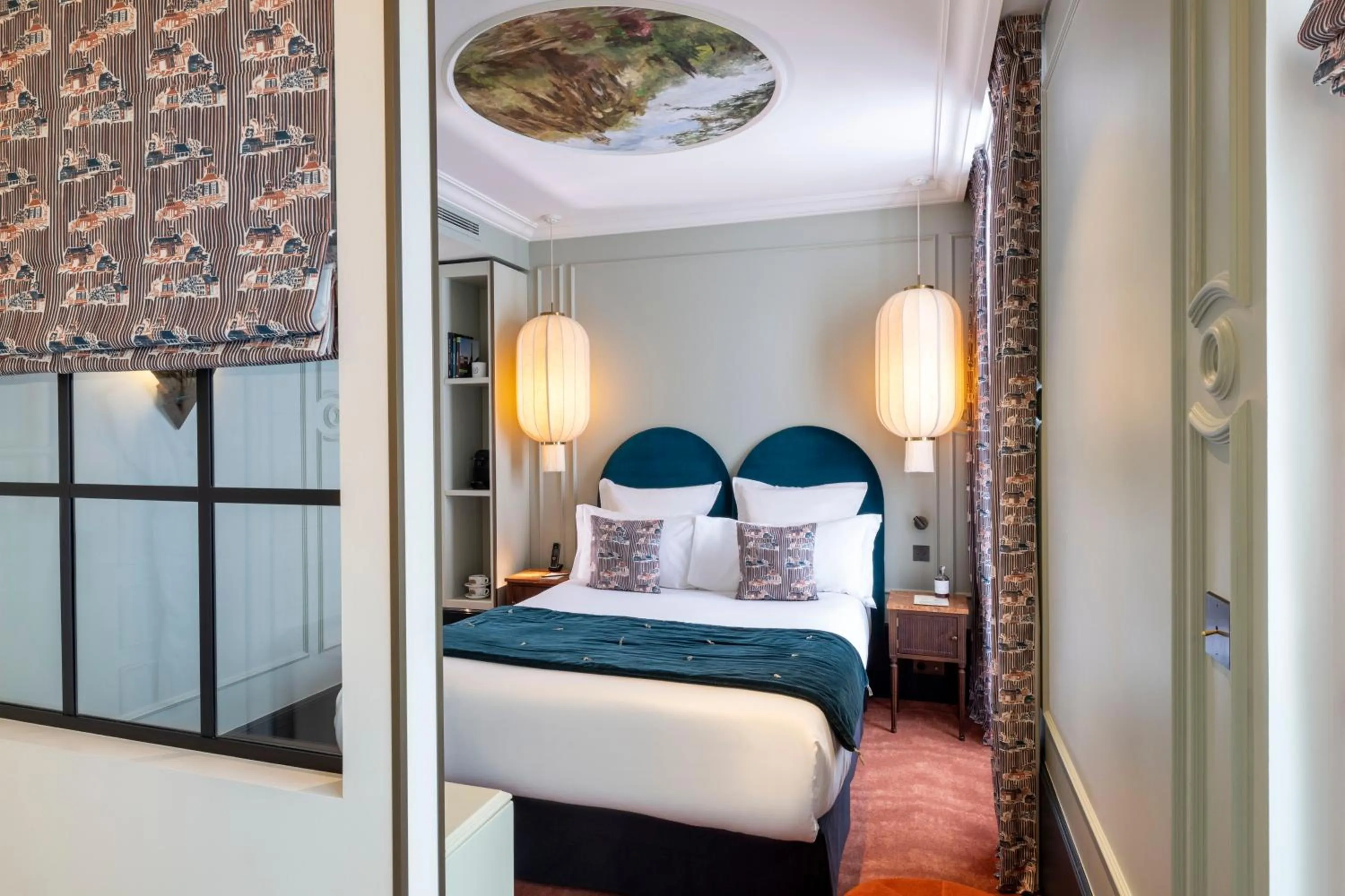 Photo of the whole room, Bed in Hôtel Monte Cristo