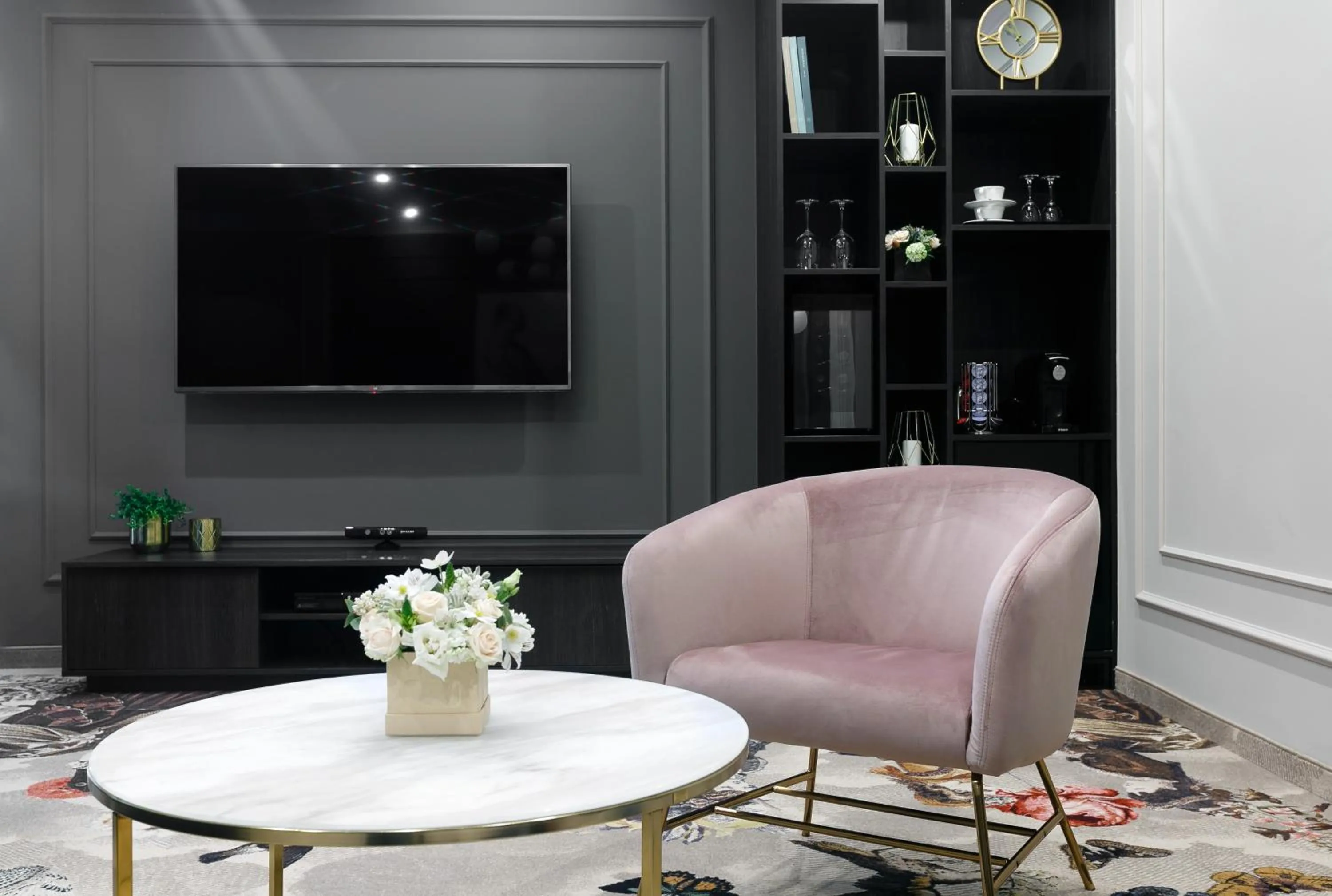 TV and multimedia in Queen Boutique Hotel