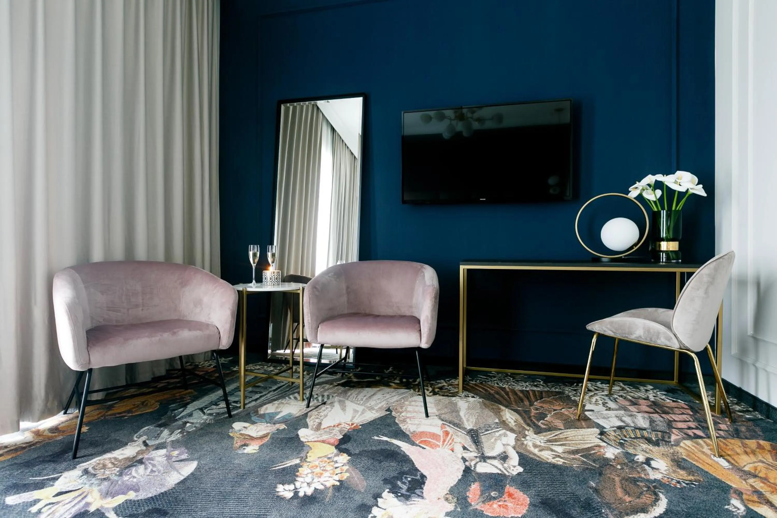 TV and multimedia in Queen Boutique Hotel