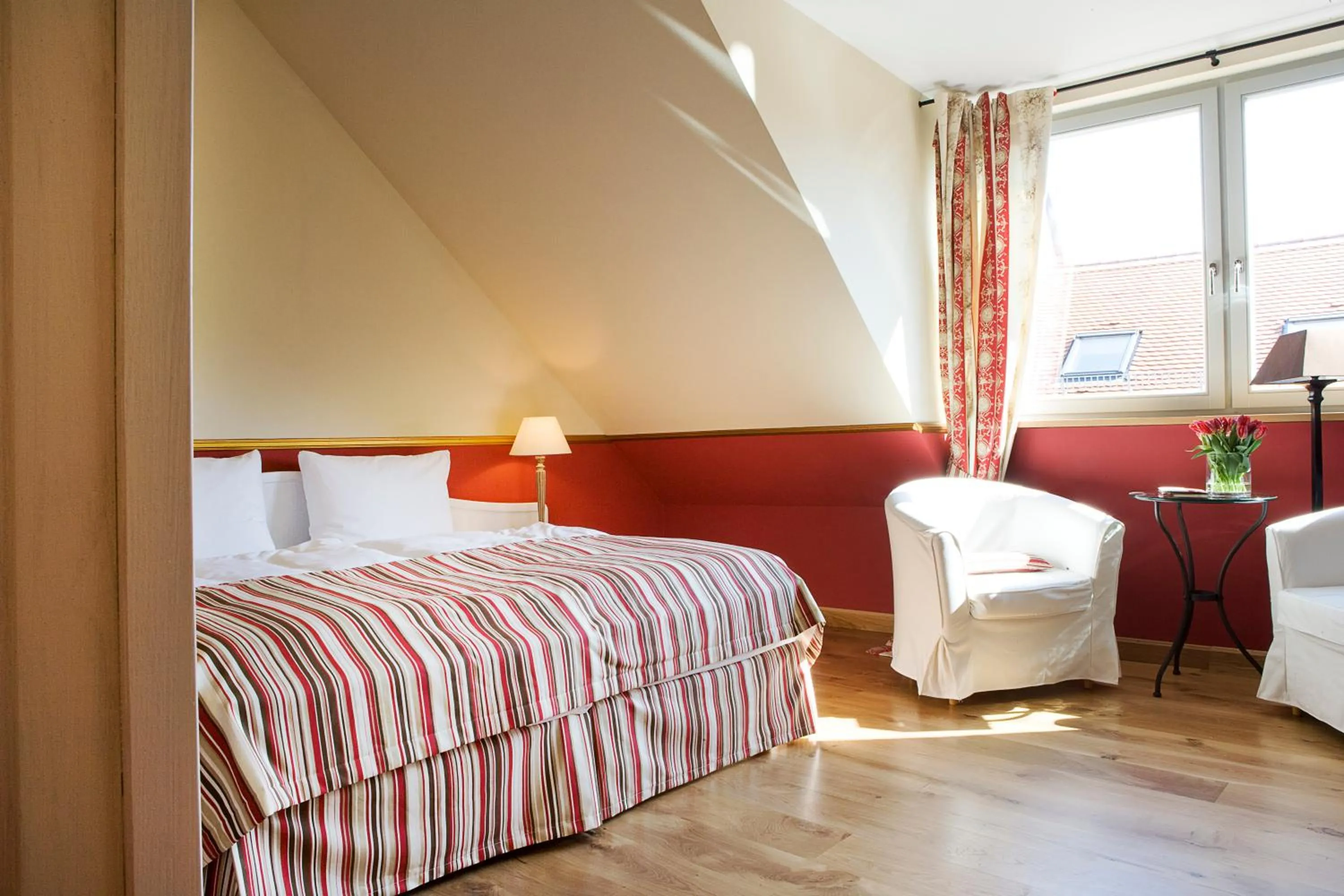 Photo of the whole room, Bed in Pension La Casa dei Colori