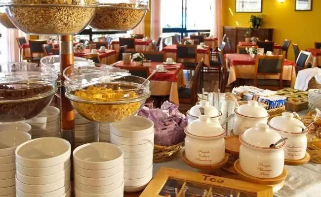 Restaurant/places to eat in Hotel Anna