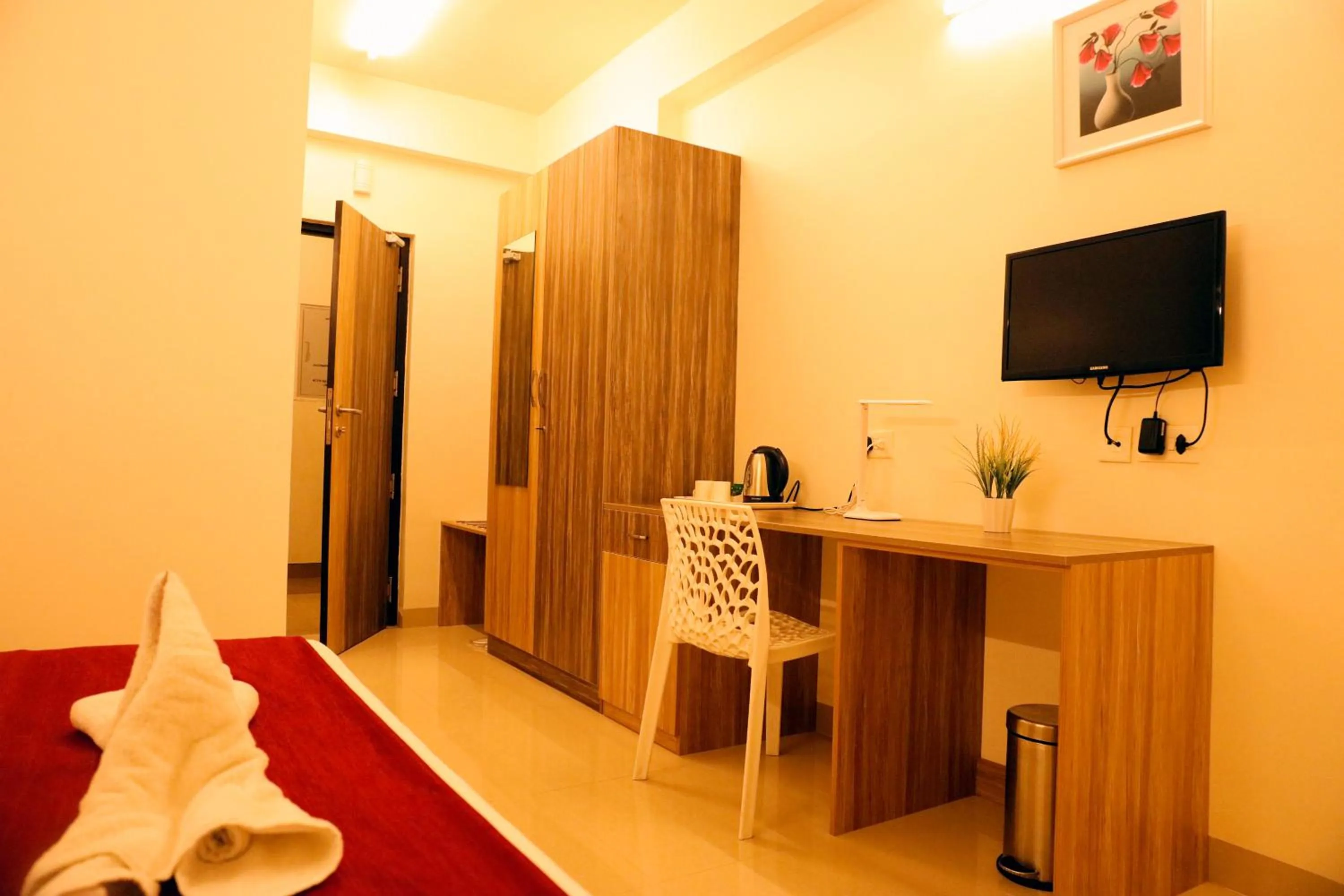 Coffee/tea facilities, Bed in Downtown Business Hotel