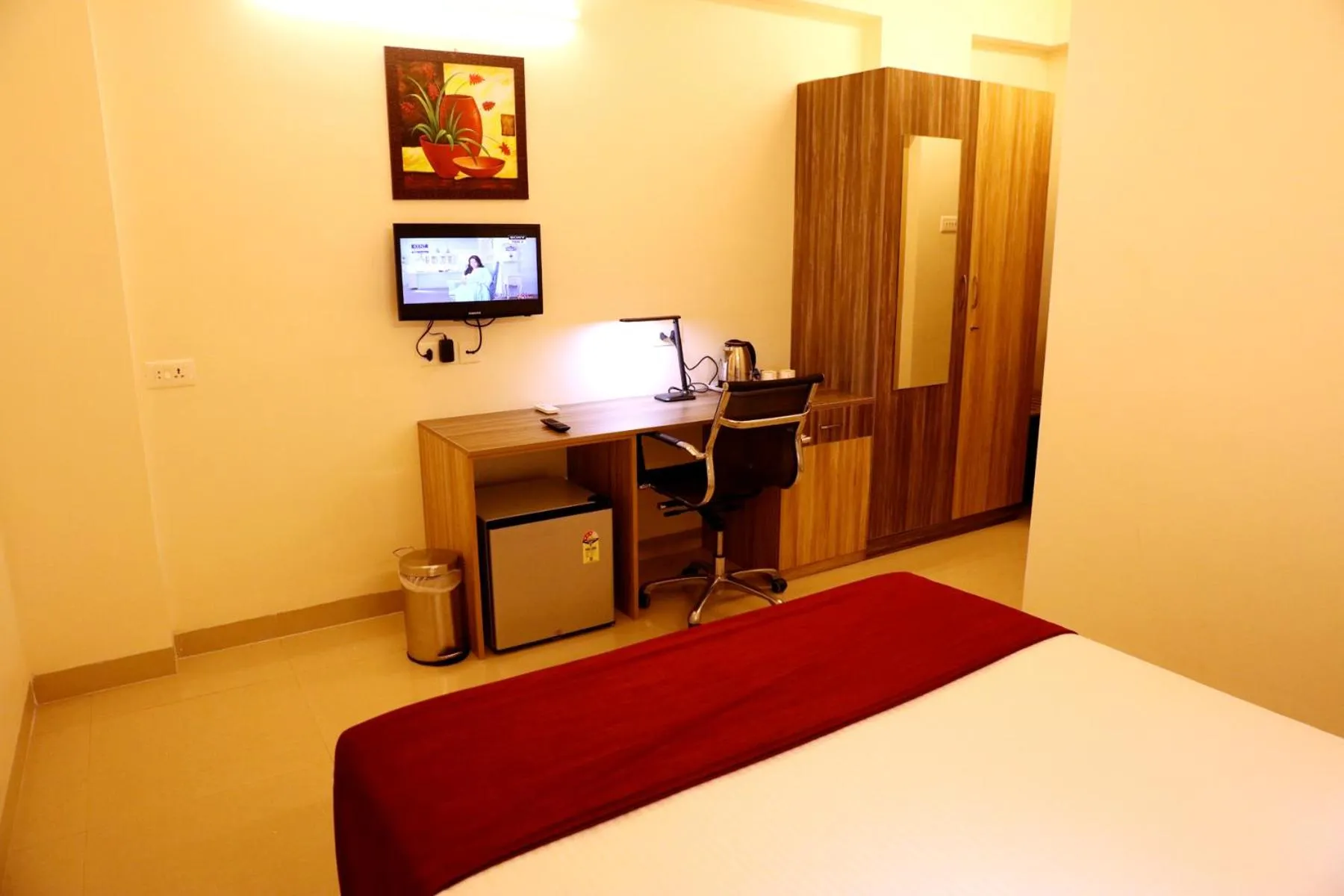 Photo of the whole room, Bed in Downtown Business Hotel