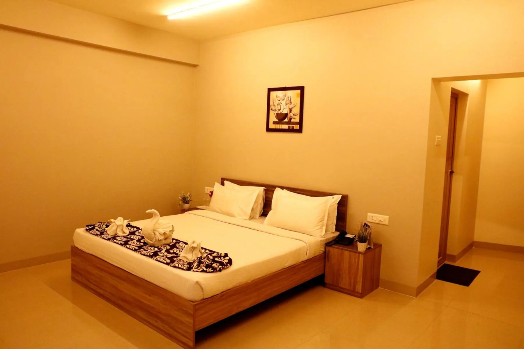 cot, Bed in Downtown Business Hotel