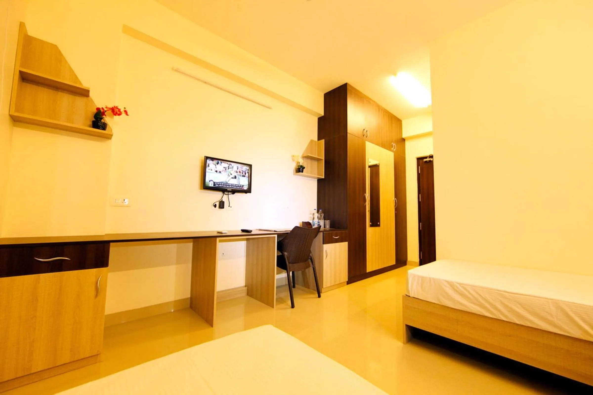 cot, Bed in Downtown Business Hotel