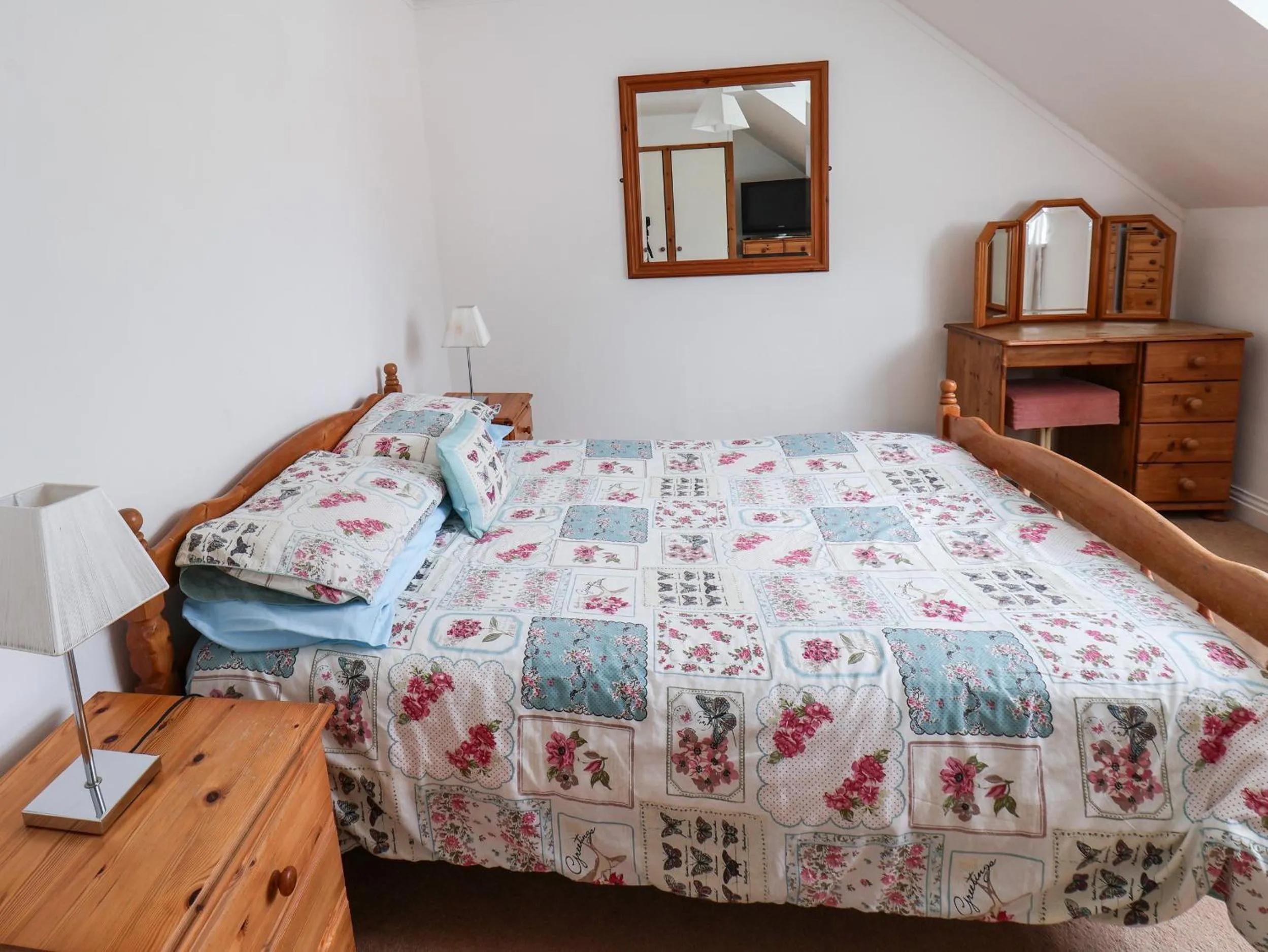 Property building, Bed in The Mews