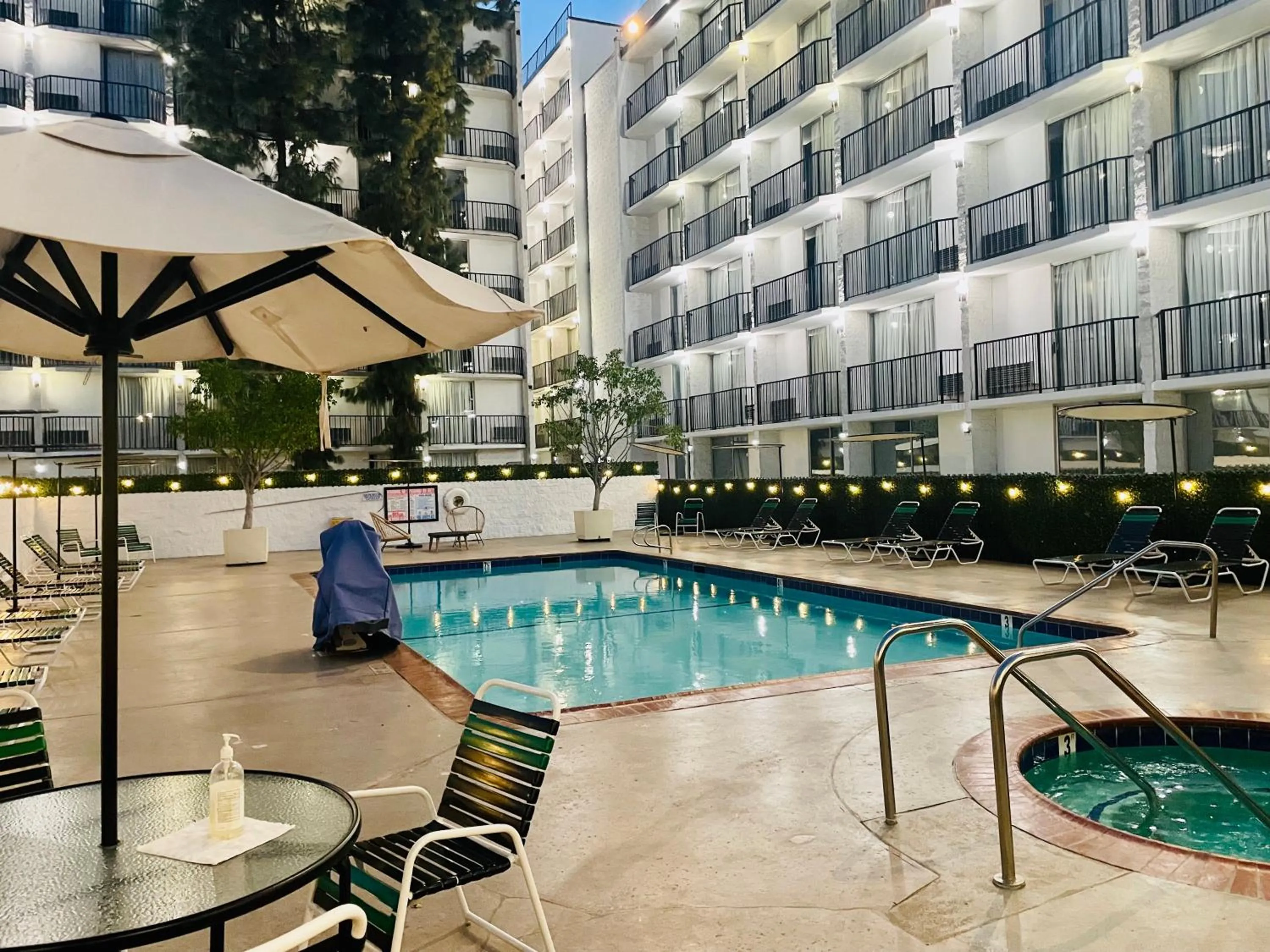 Swimming pool in Glendale Express Hotel Los Angeles