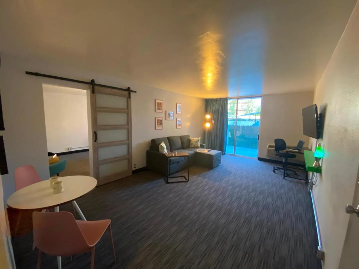 TV and multimedia in Glendale Express Hotel Los Angeles