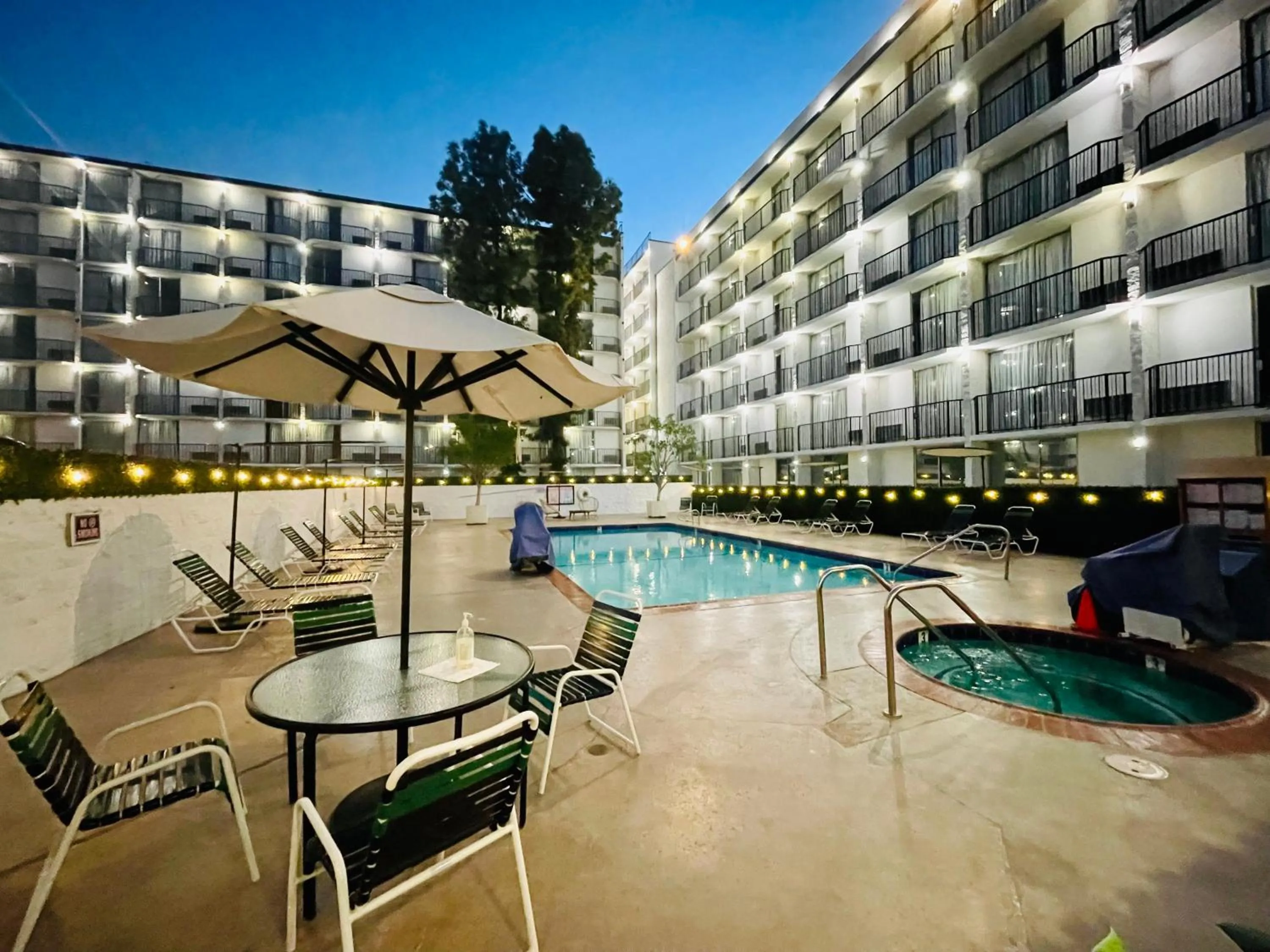 Swimming pool in Glendale Express Hotel Los Angeles