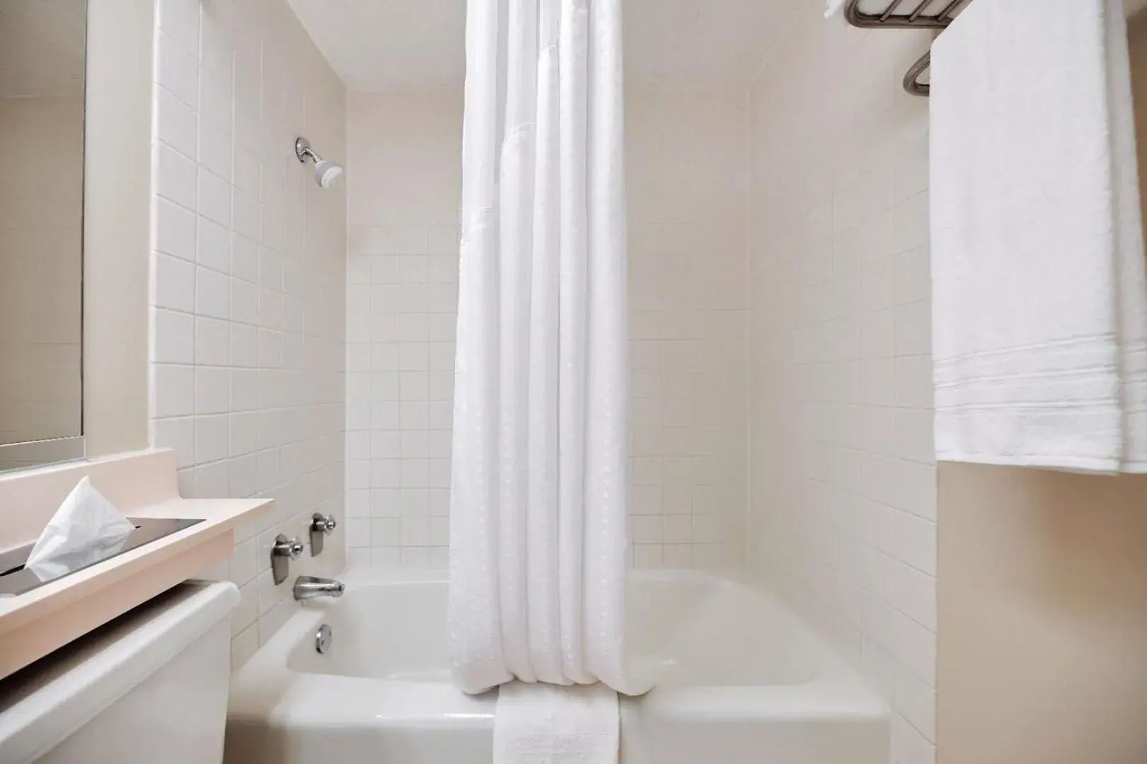 King Room - Disability Access in Glendale Express Hotel Los Angeles King Room - Disability Access in Glendale Express Hotel Los Angeles