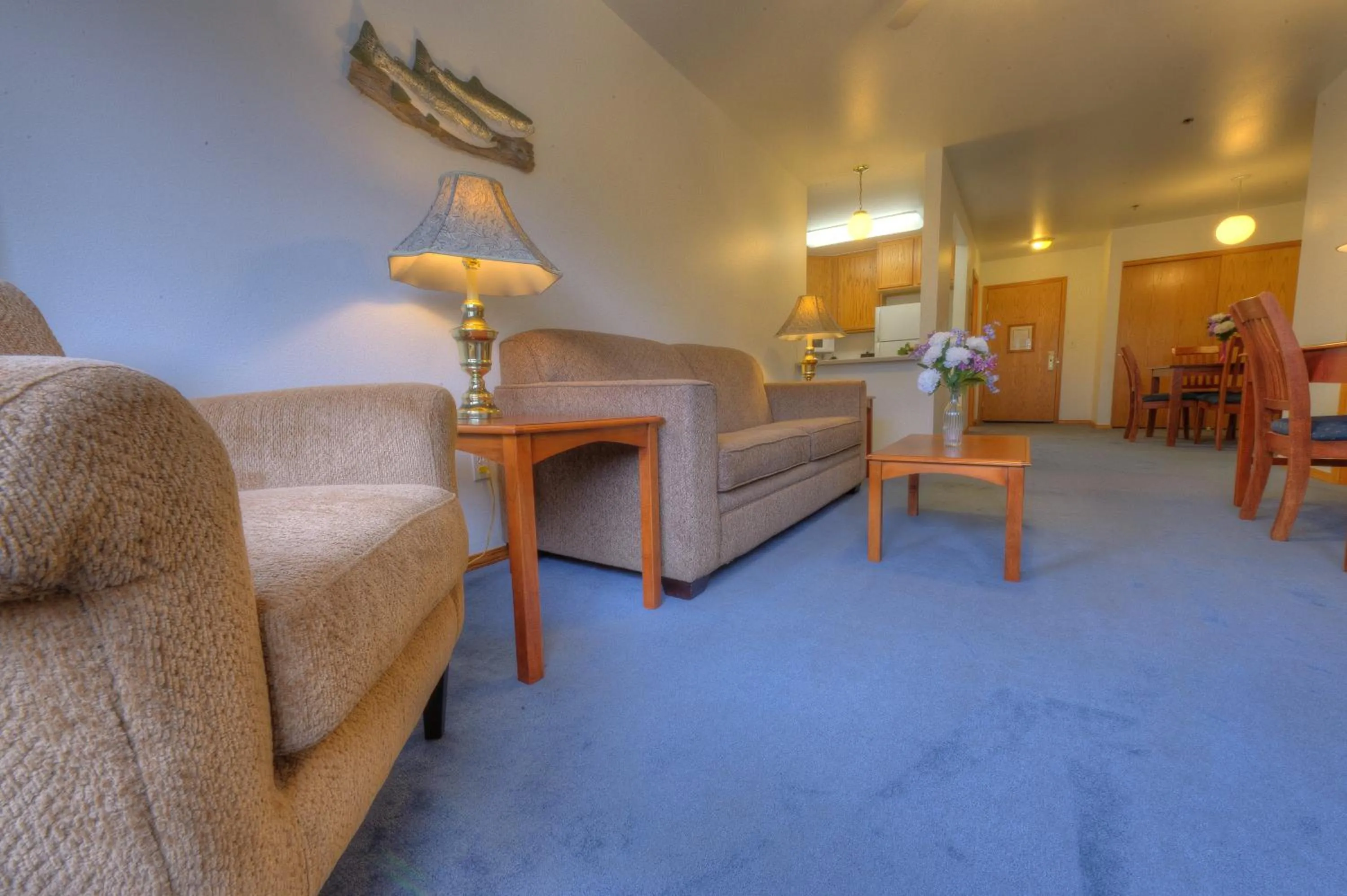 Living room in Frontier Suites Hotel in Juneau