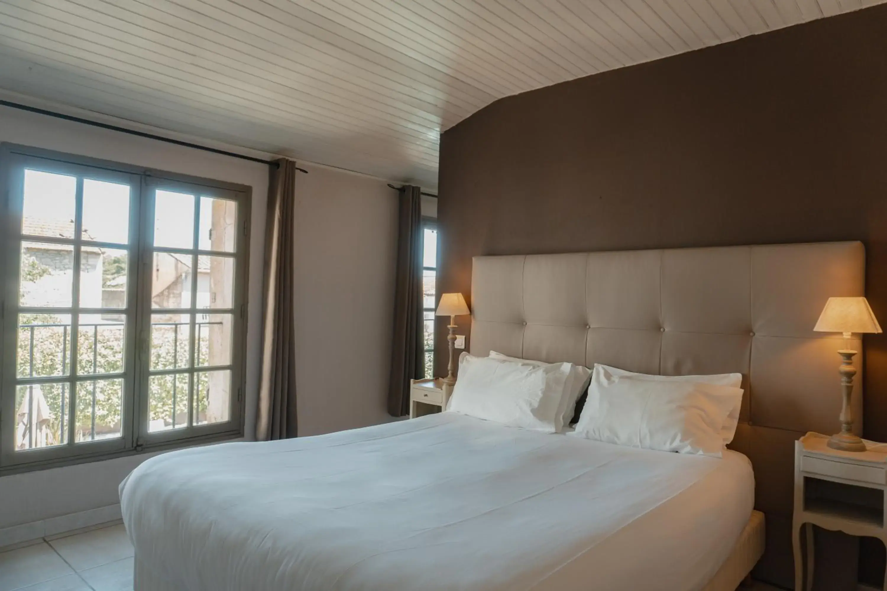 Superior Room with Pool View in Hôtel Les Magnanarelles Superior Room with Pool View in Hôtel Les Magnanarelles