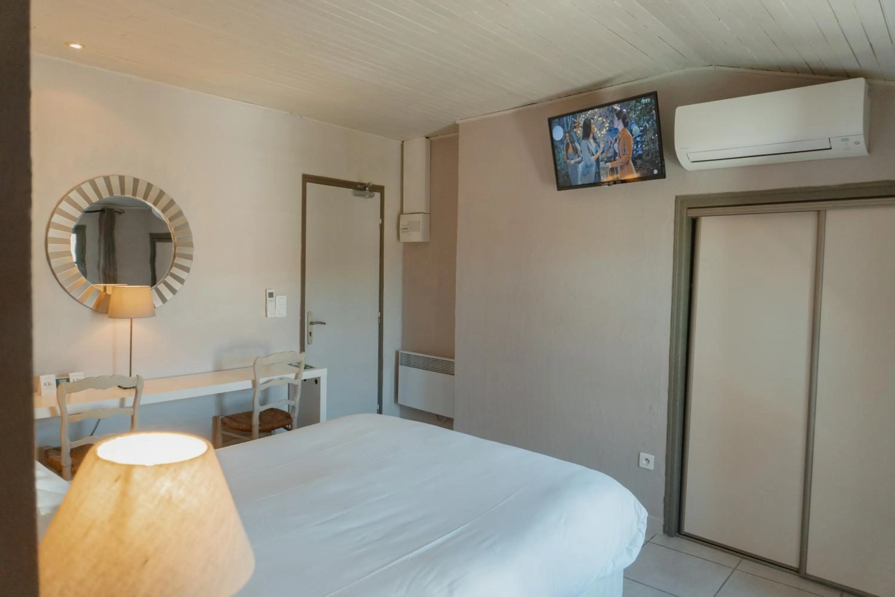 Bed in Hôtel Les Magnanarelles