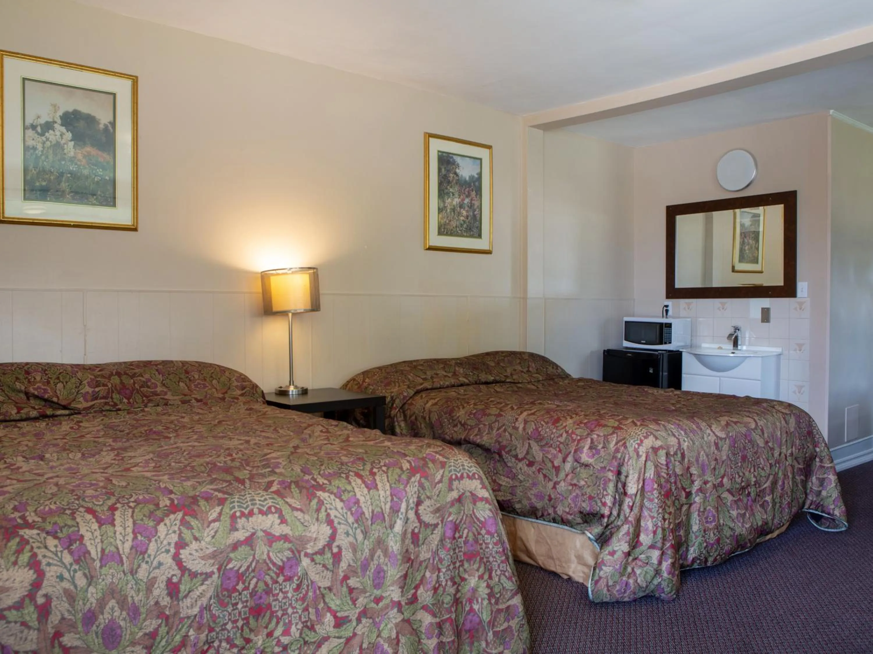 Bedroom in Hotel Richmond Hill Inn ON North