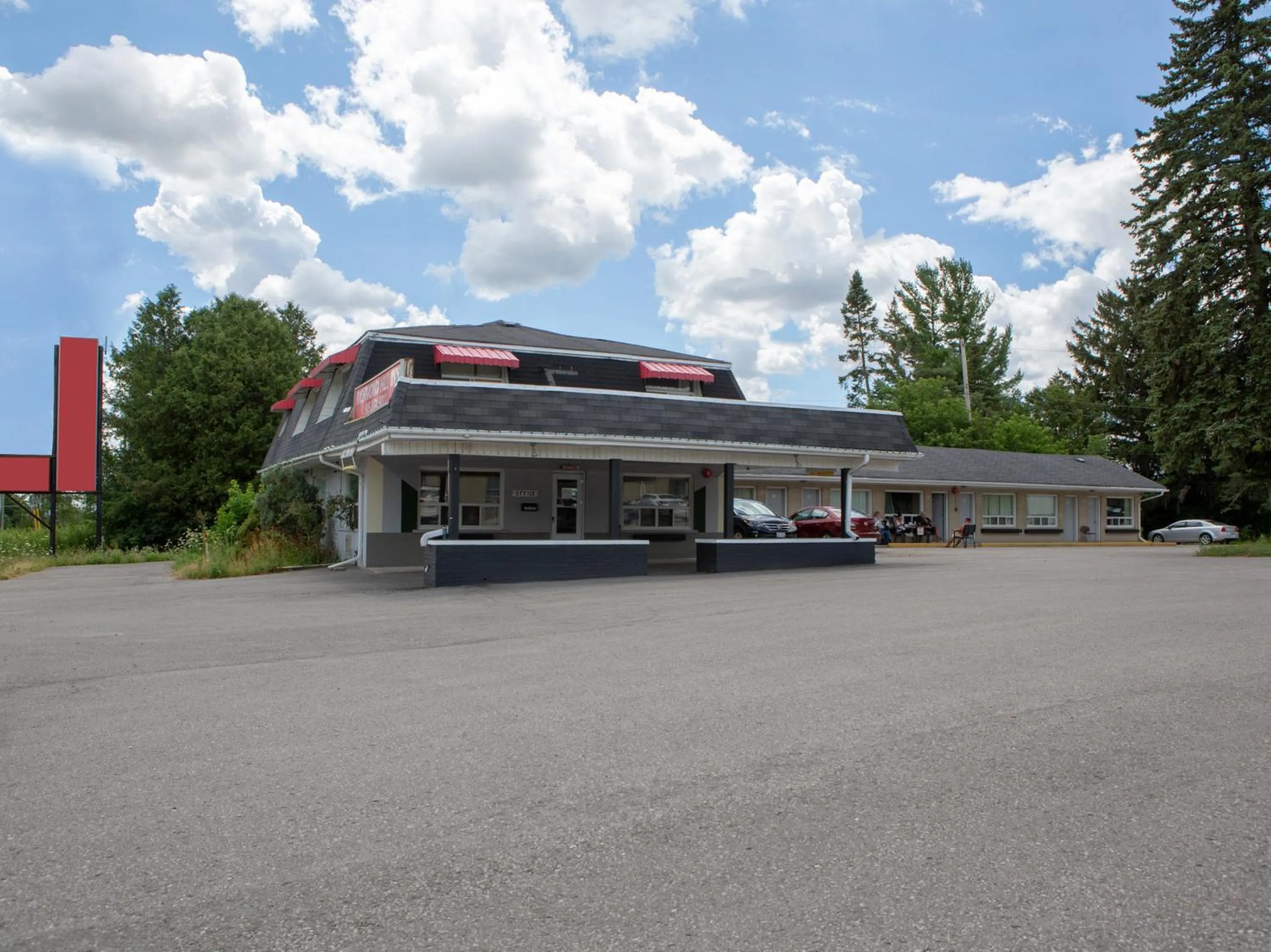 Facade/entrance in Hotel Richmond Hill Inn ON North