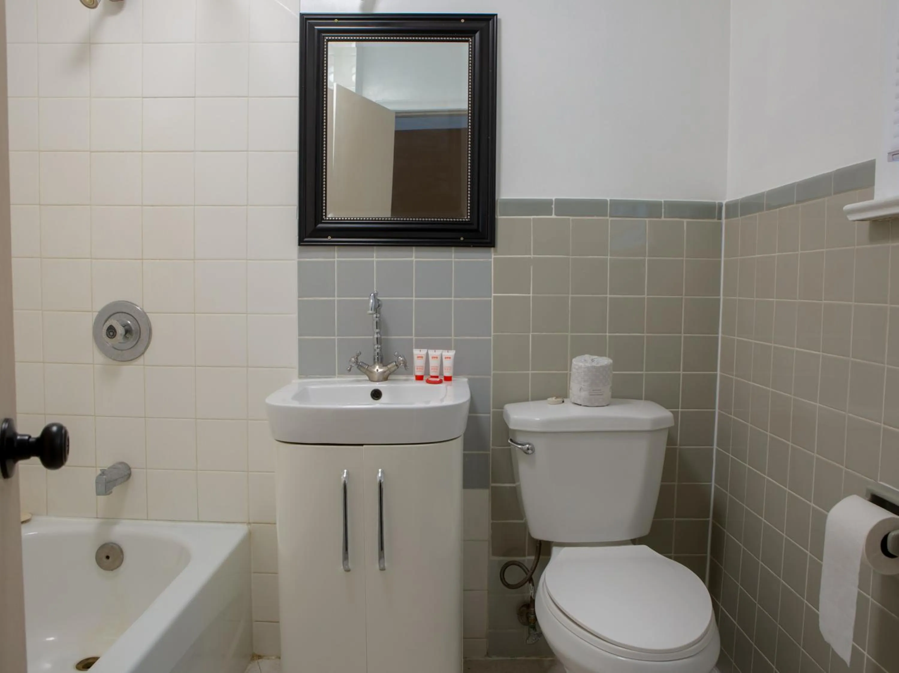 Bathroom in Hotel Richmond Hill Inn ON North