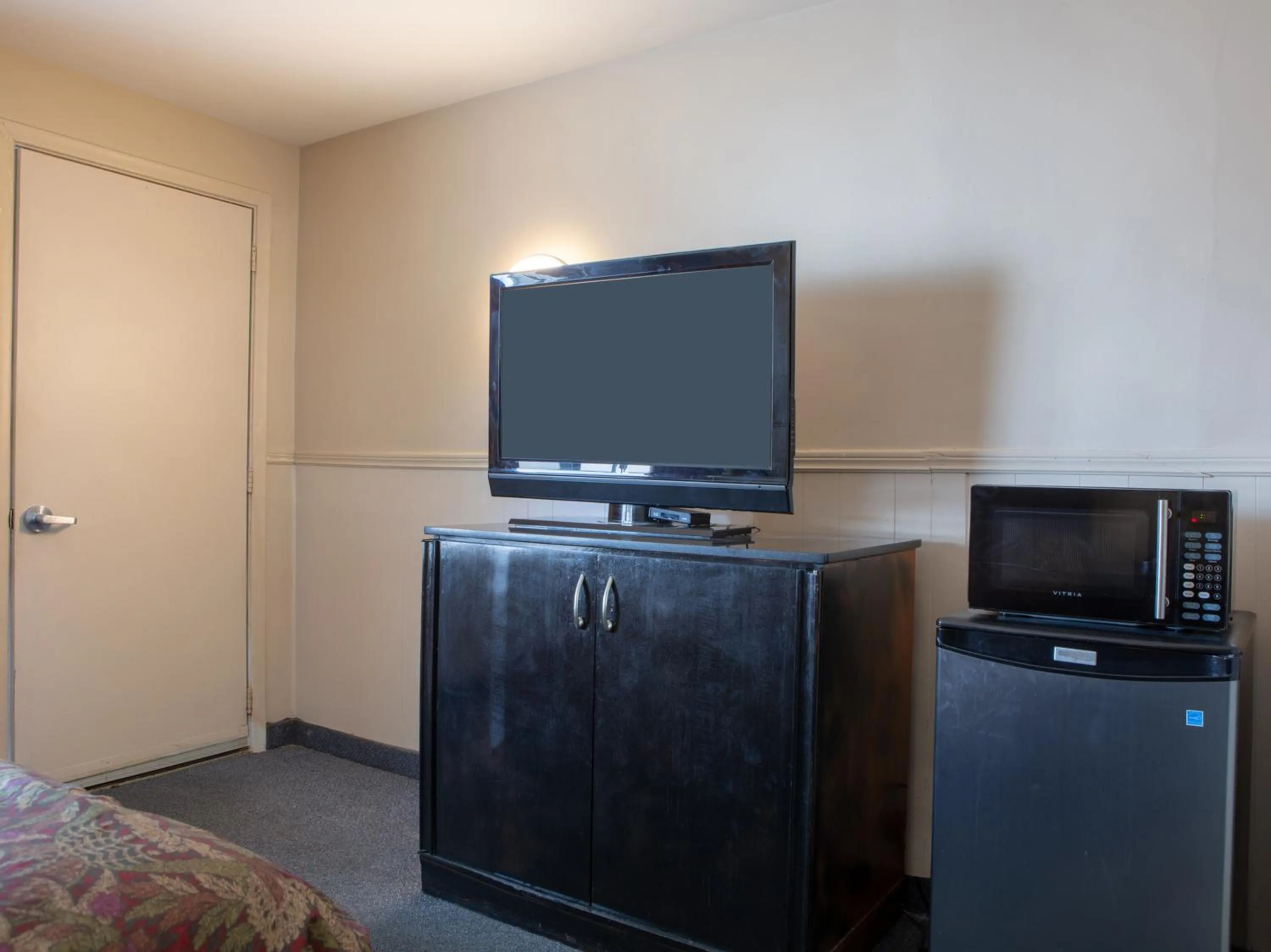 TV and multimedia in Hotel Richmond Hill Inn ON North