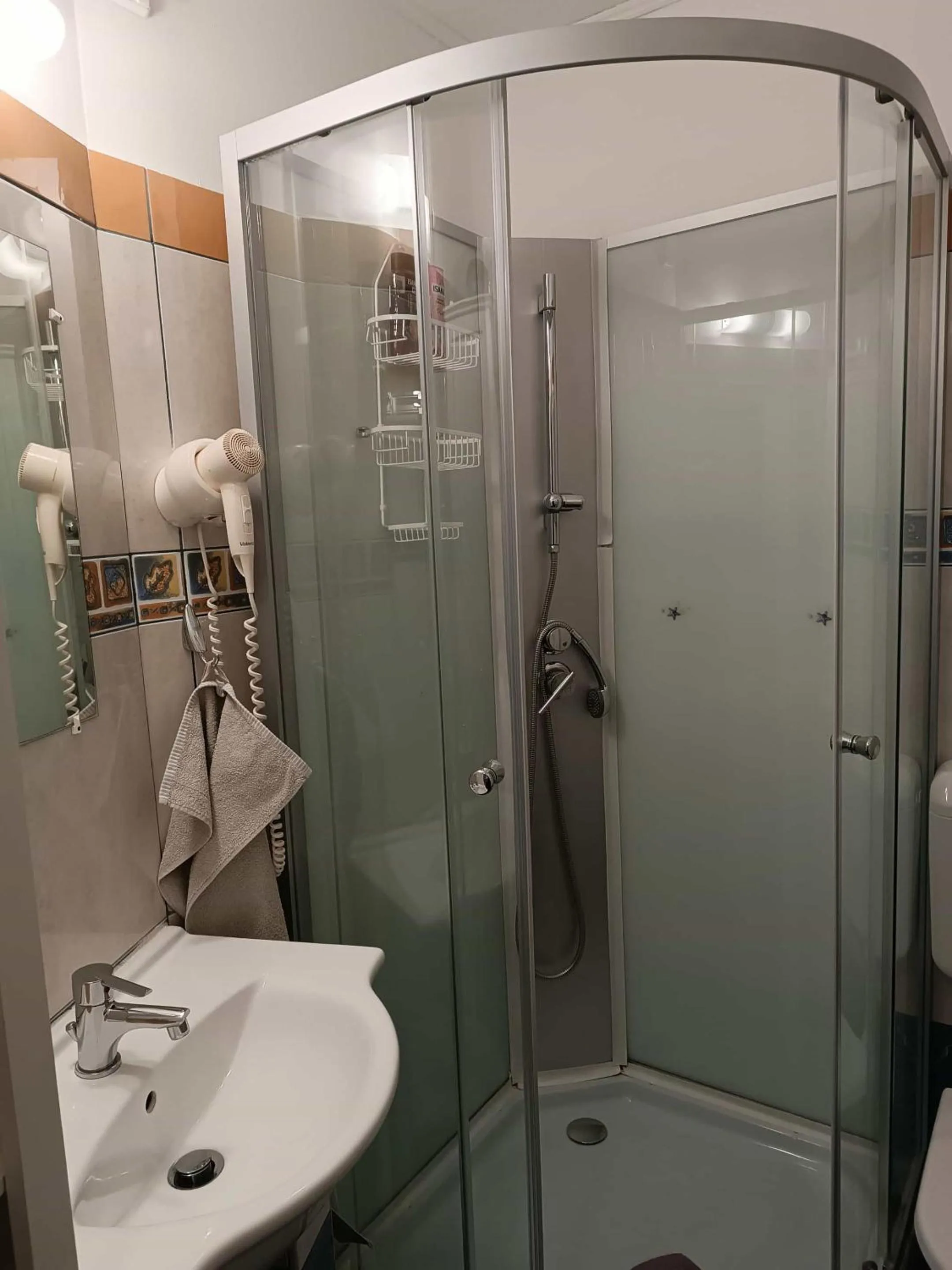 Shower in Szilvia Panzió Gyomaendrőd