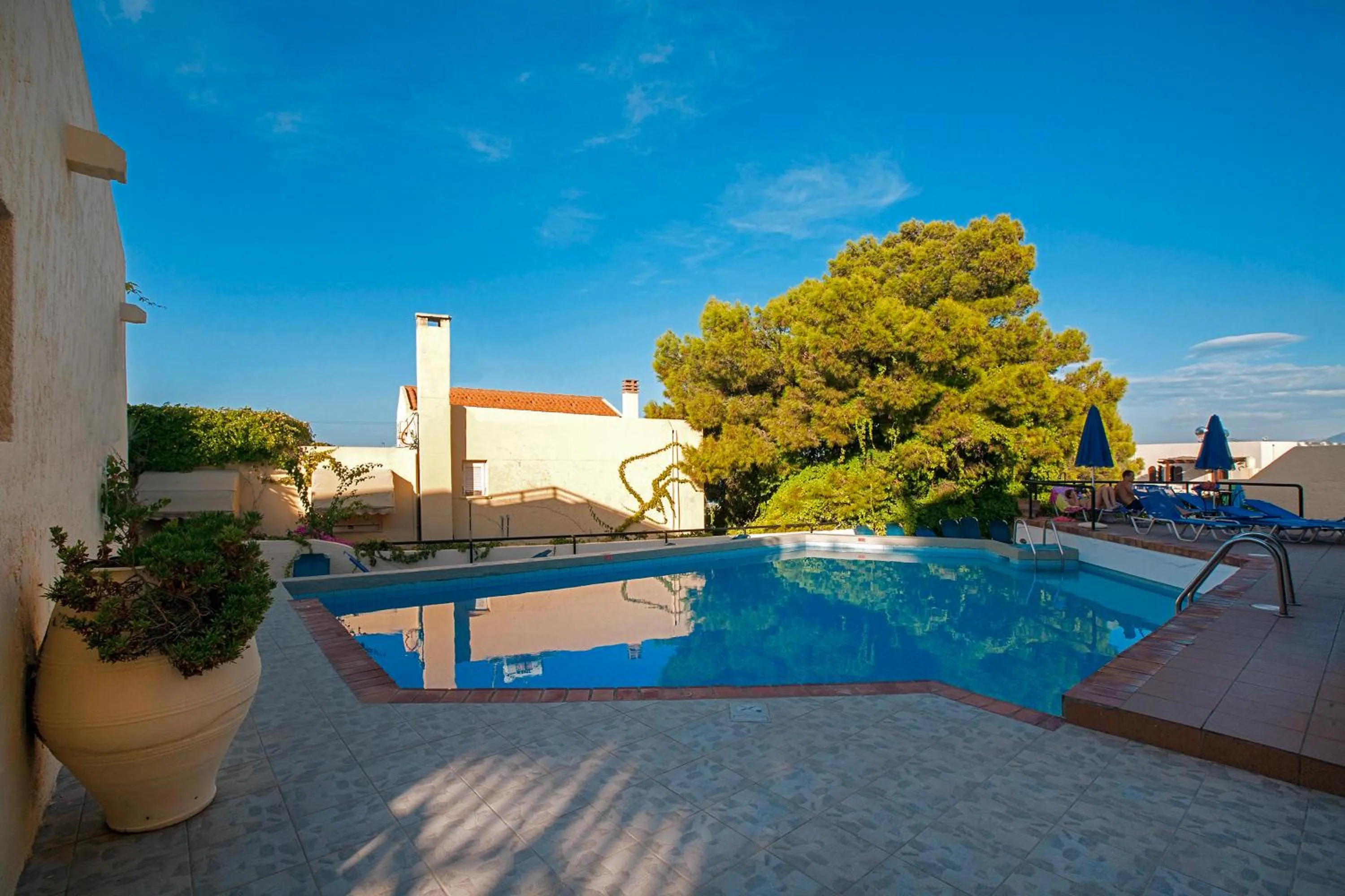 Swimming pool in Sundance Apartments & Suites