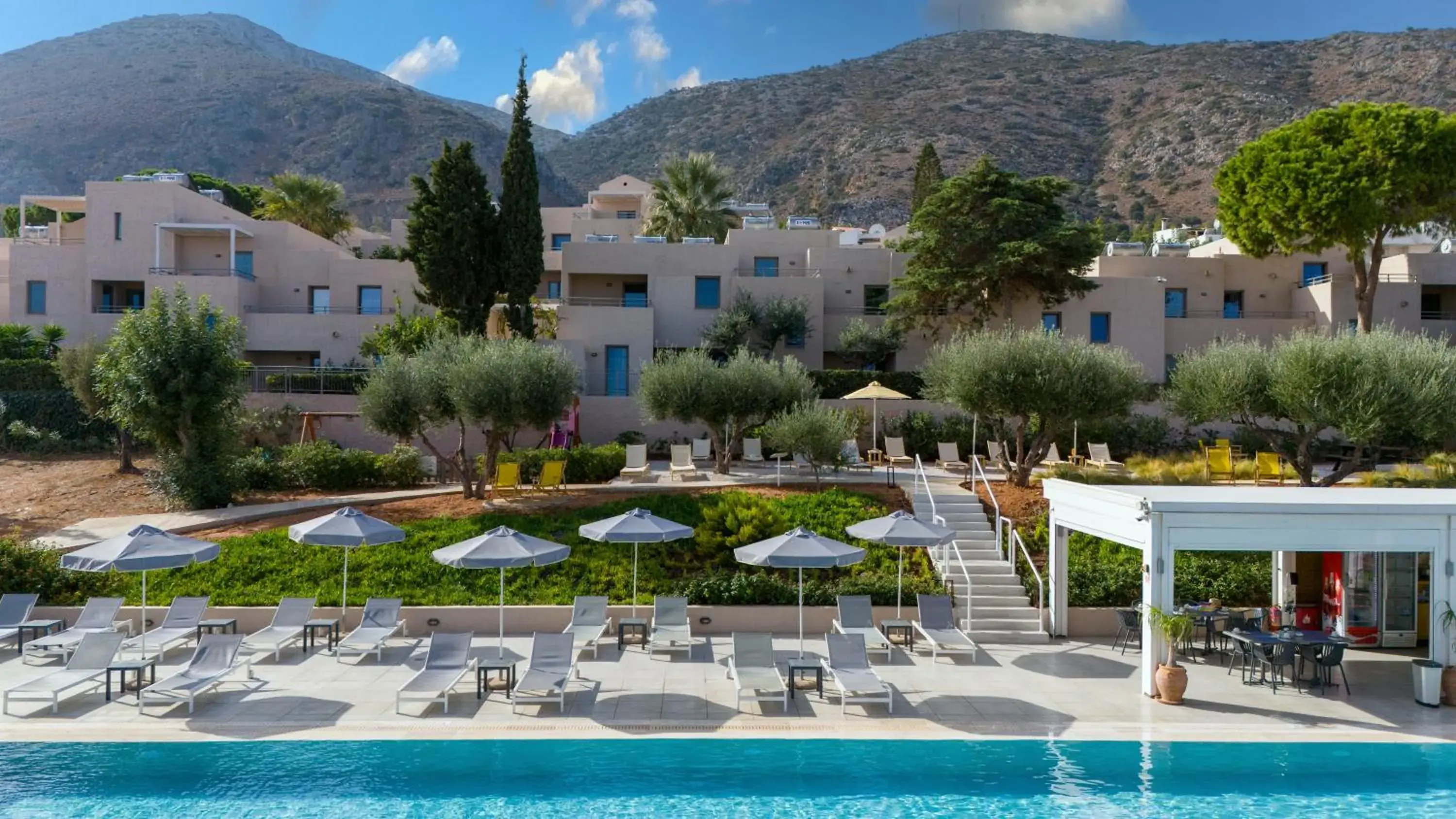 Swimming pool in Sundance Apartments & Suites Swimming pool in Sundance Apartments & Suites