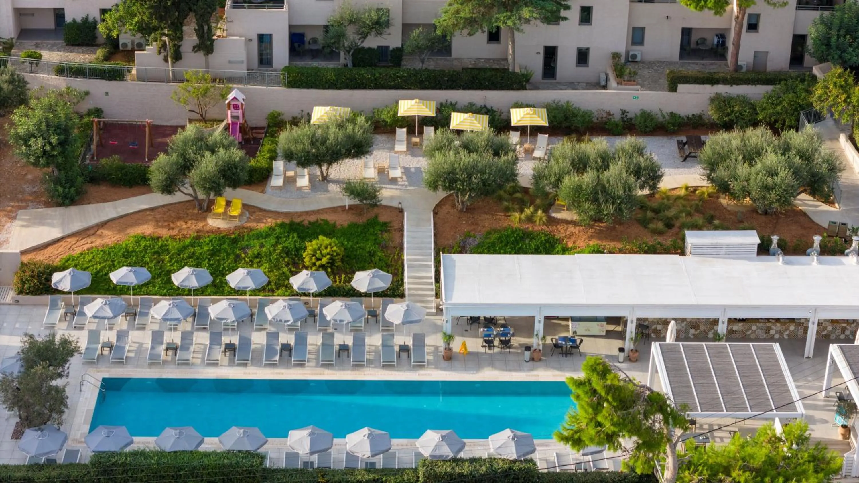 Swimming pool in Sundance Apartments & Suites