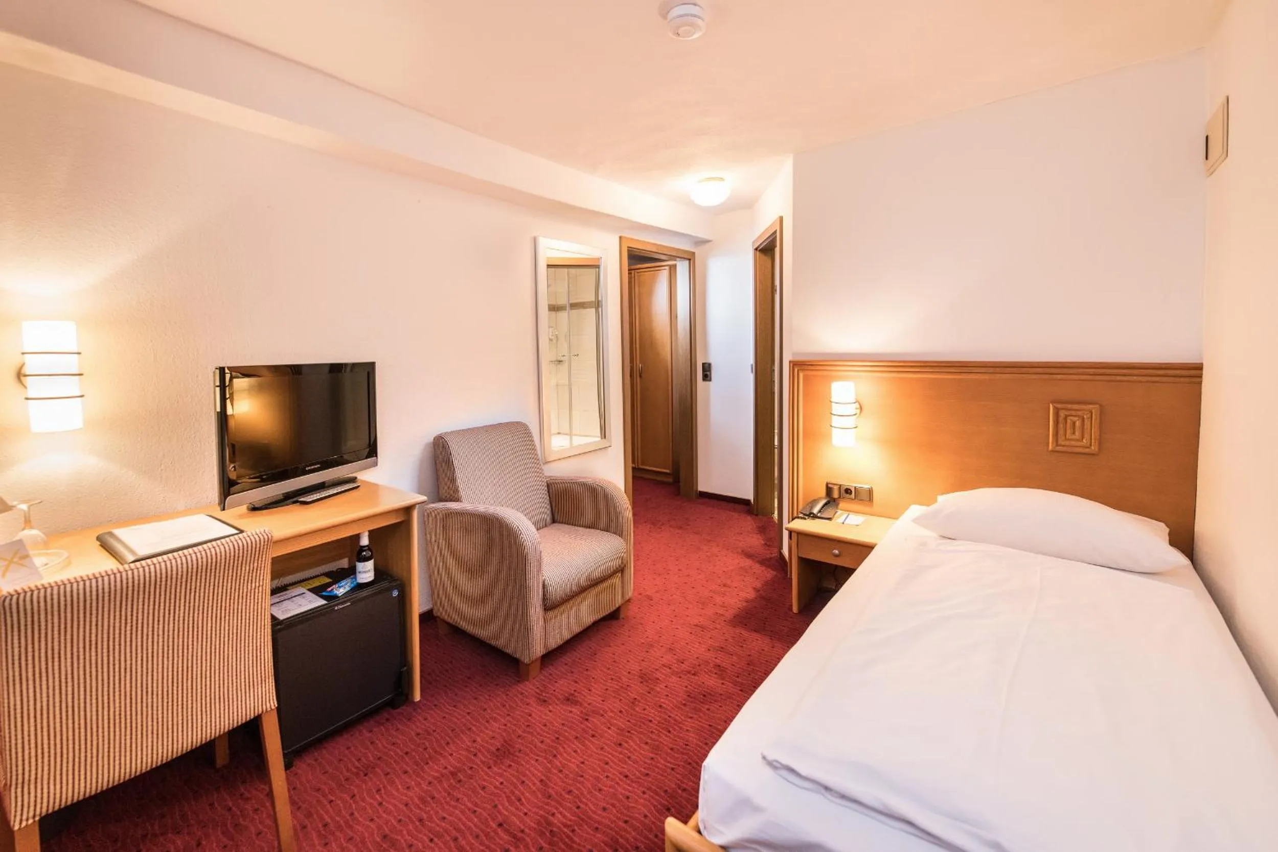 Photo of the whole room, Bed in Göbels Hotel zum Löwen