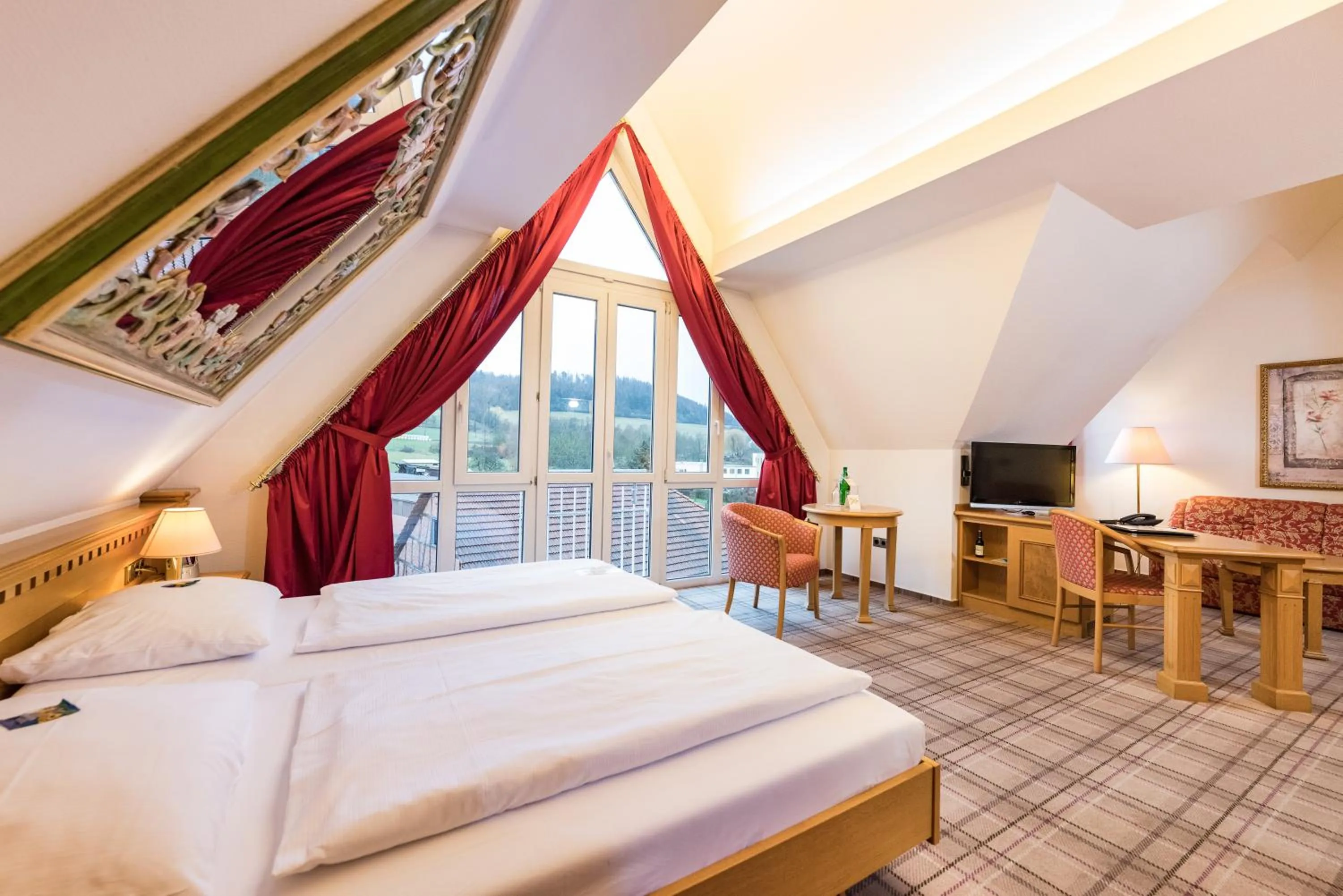 Photo of the whole room, Bed in Göbels Hotel zum Löwen