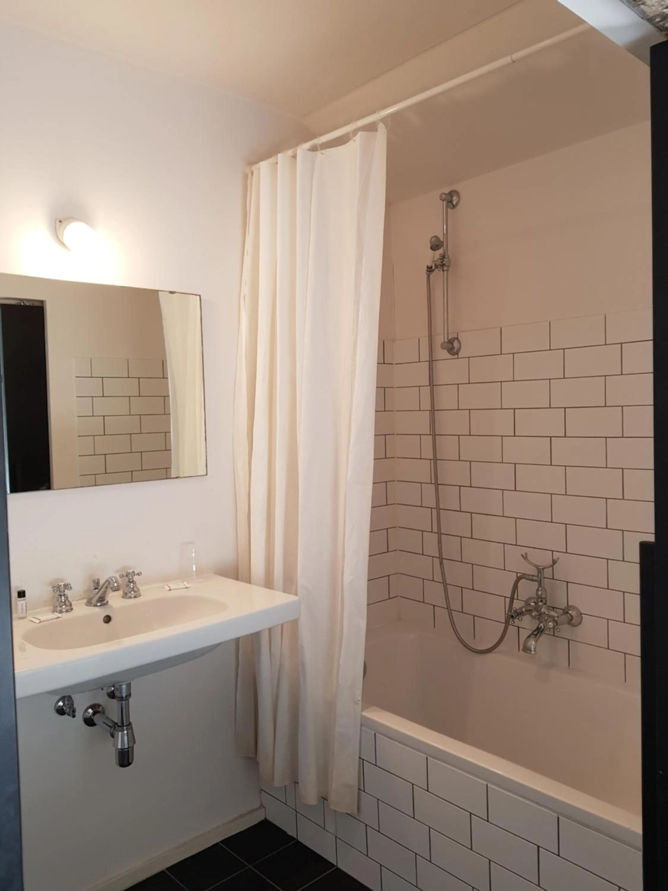 Bathroom in Hotel O Ieper