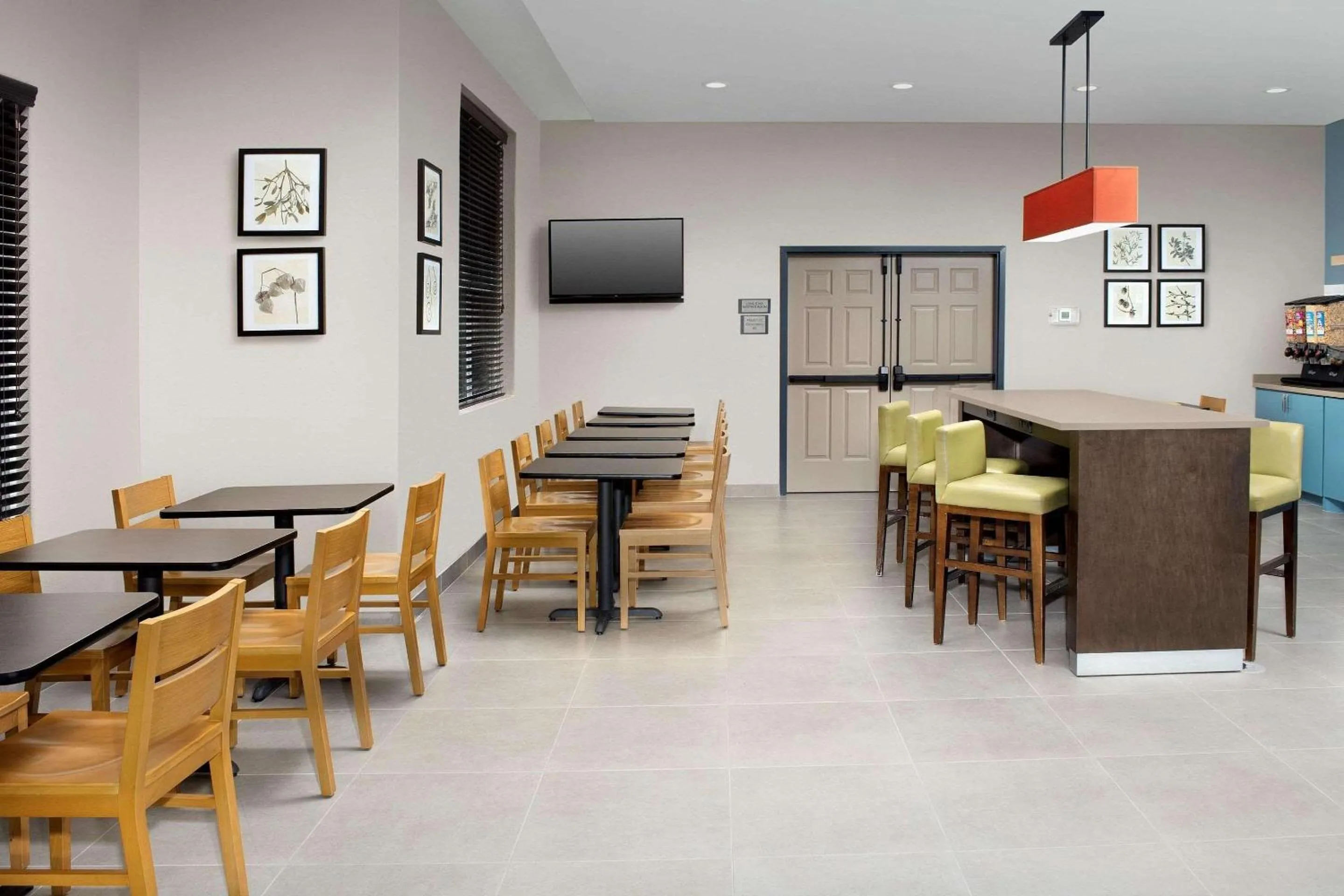 Breakfast in Country Inn & Suites by Radisson, Houston Intercontinental Airport East, TX