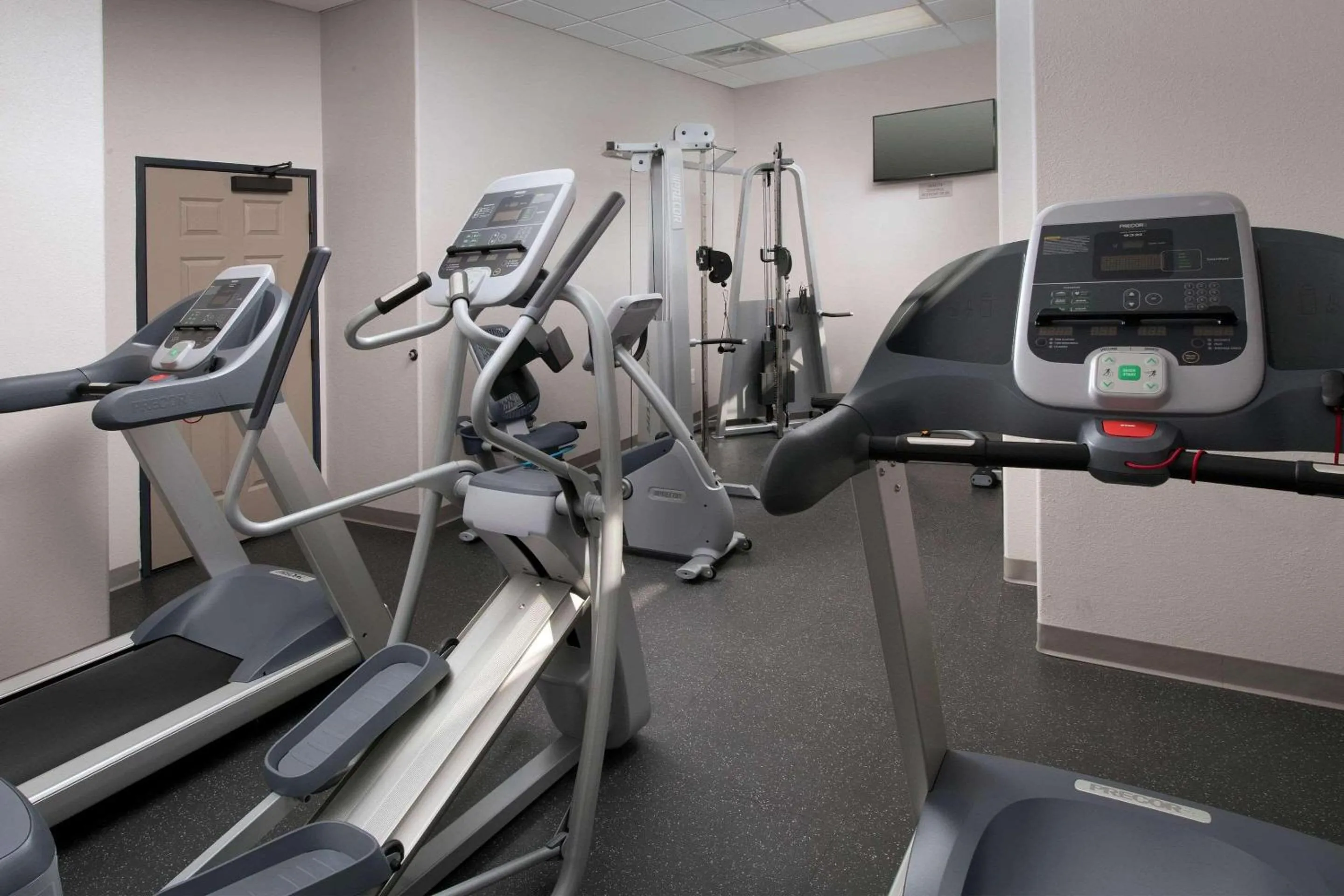 Fitness centre/facilities in Country Inn & Suites by Radisson, Houston Intercontinental Airport East, TX