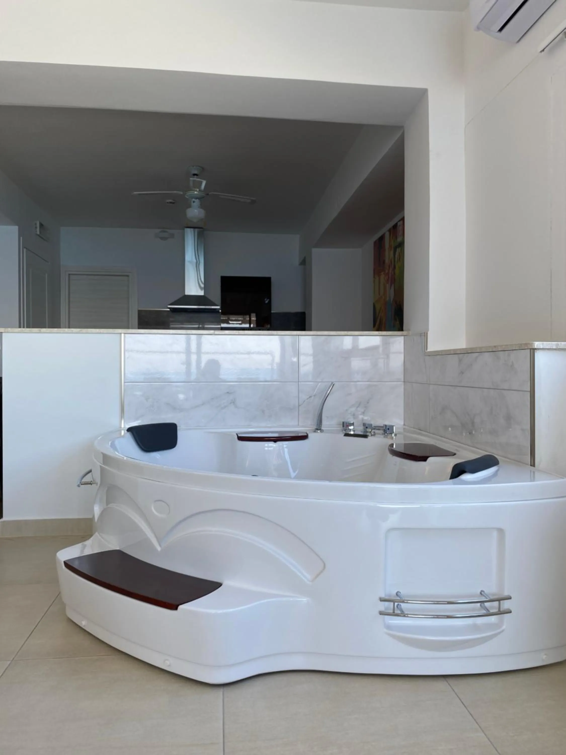 Hot Tub in IG-Tysandros Apartments