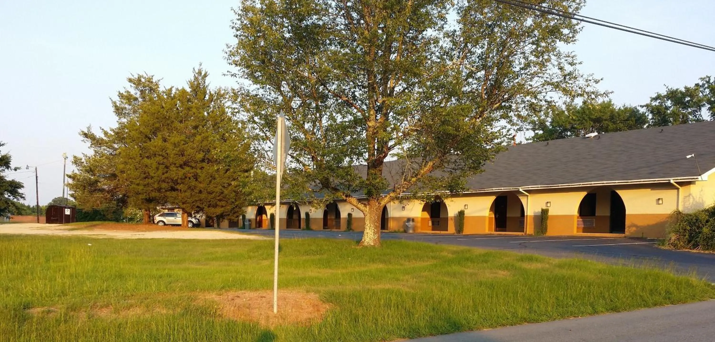 Area and facilities in Loyalty Inn Rockingham