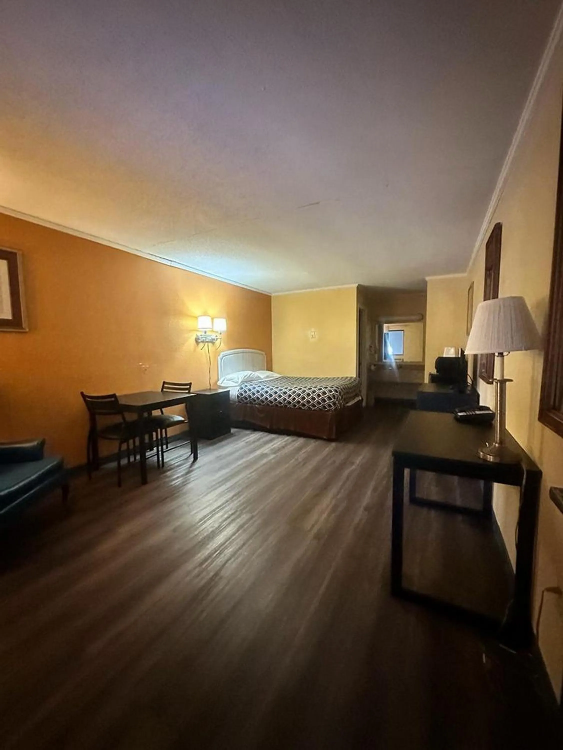 Bed in Loyalty Inn Rockingham