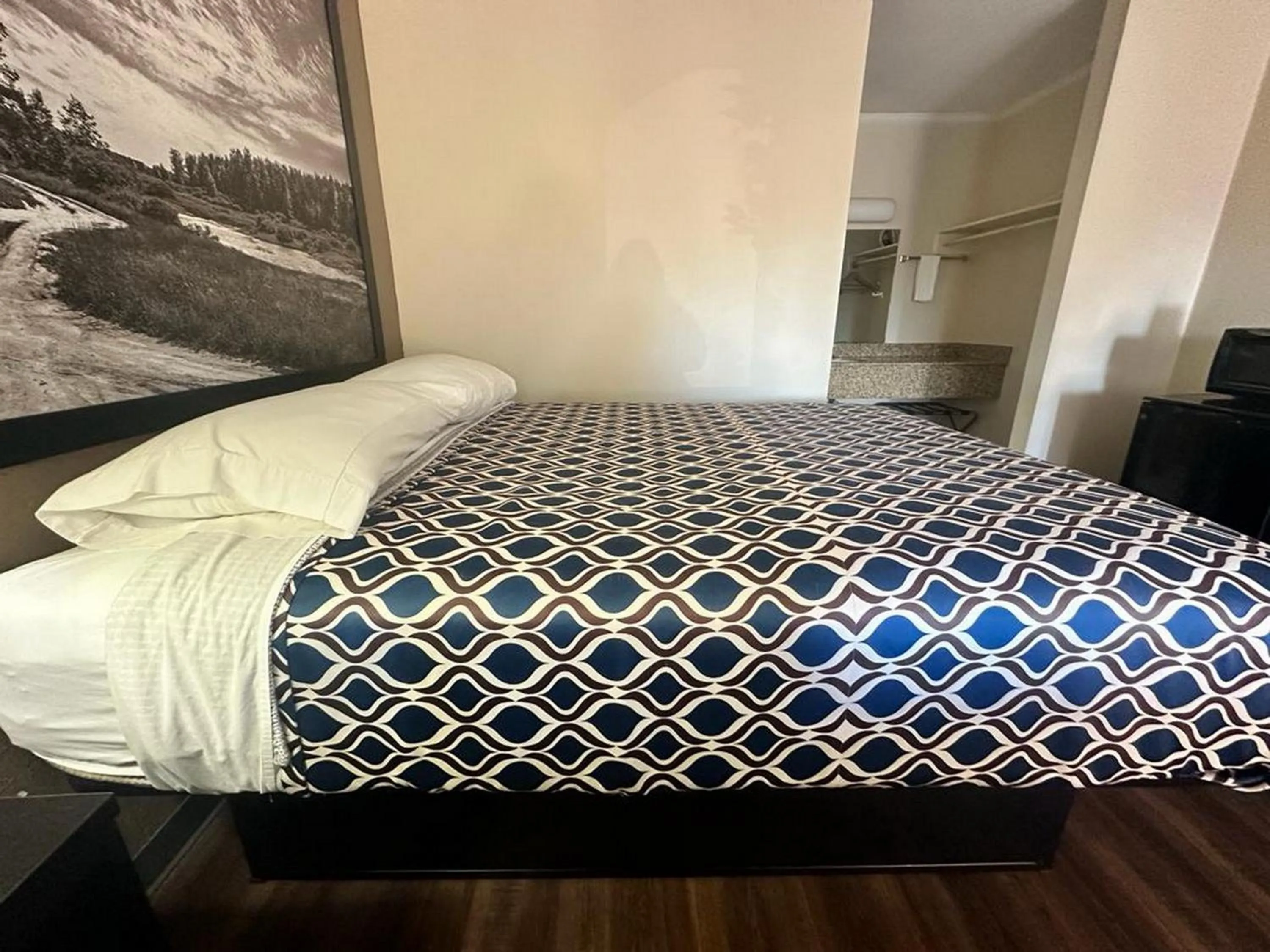 Bed in Loyalty Inn Rockingham