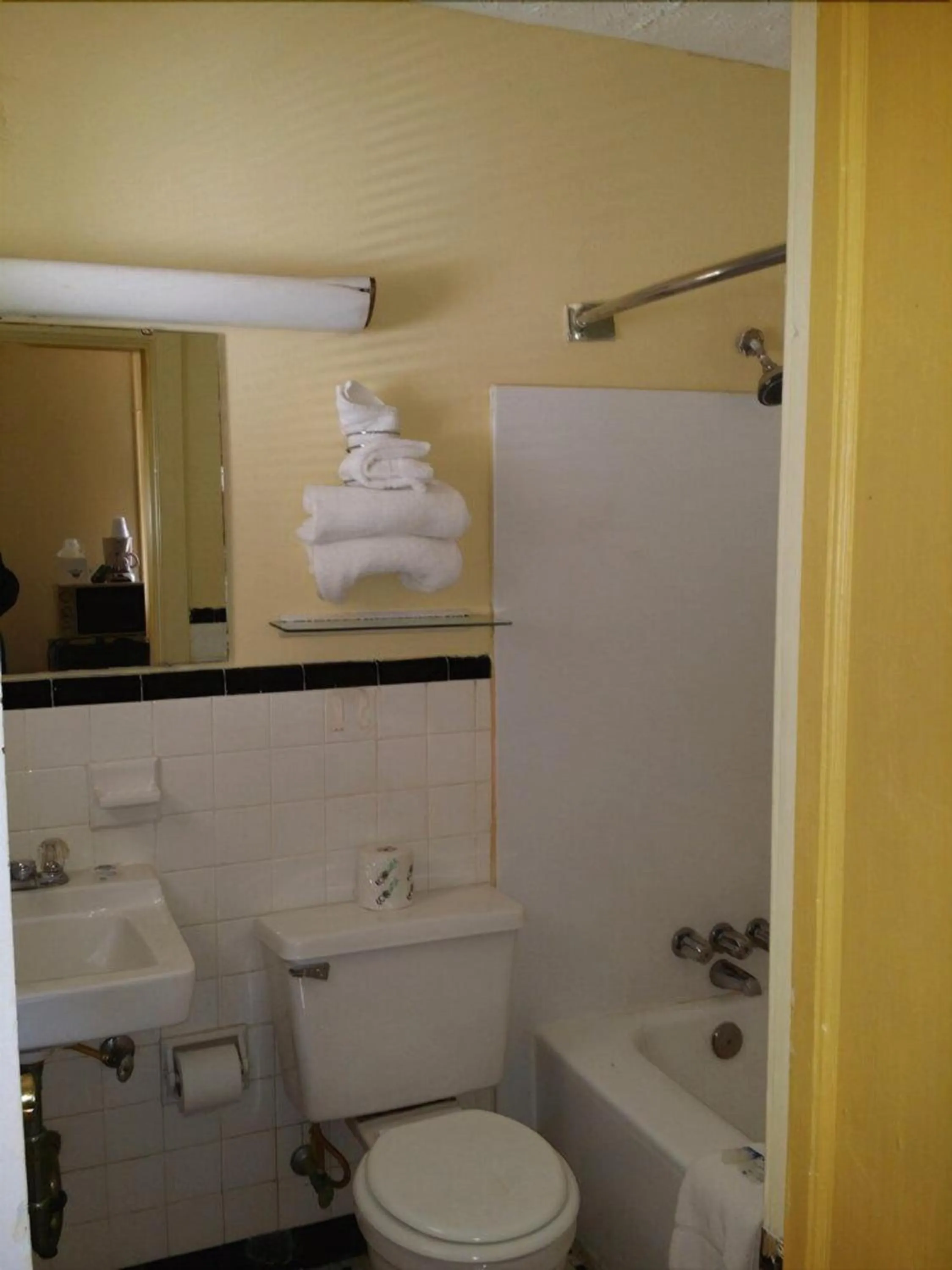 Bathroom in Loyalty Inn Rockingham