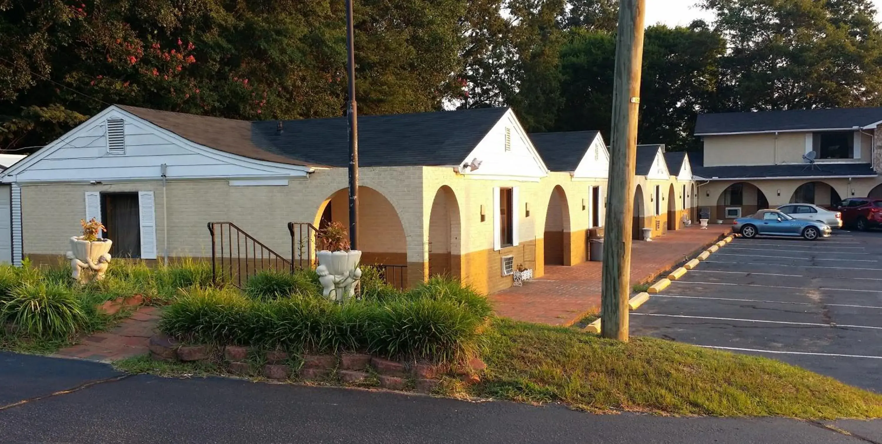 Property building in Loyalty Inn Rockingham Property building in Loyalty Inn Rockingham