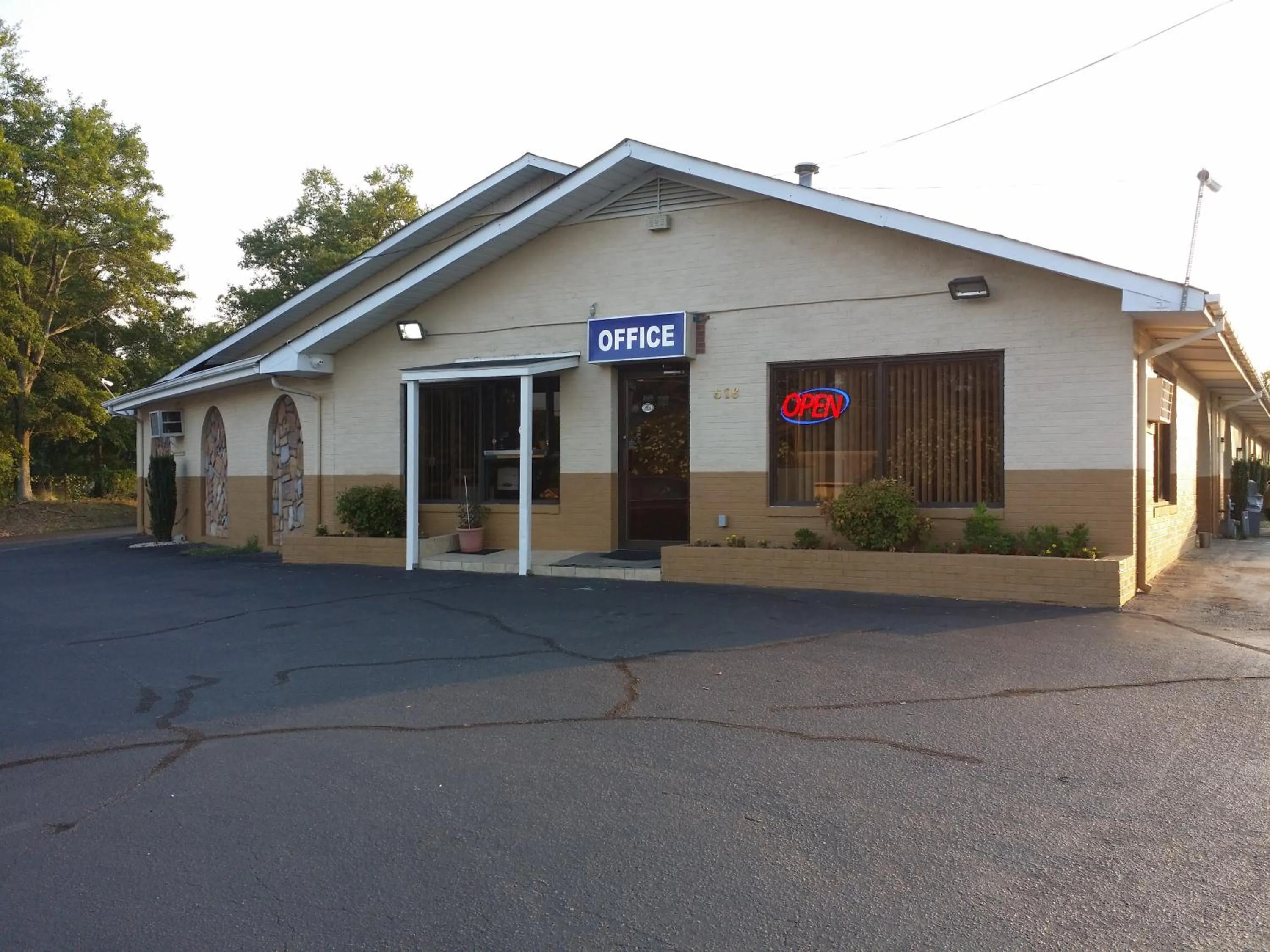 Facade/entrance in Loyalty Inn Rockingham