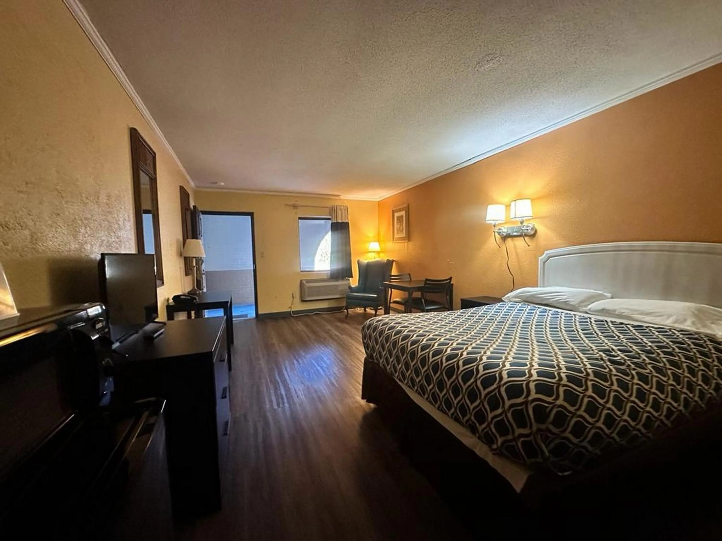 TV and multimedia, Bed in Loyalty Inn Rockingham