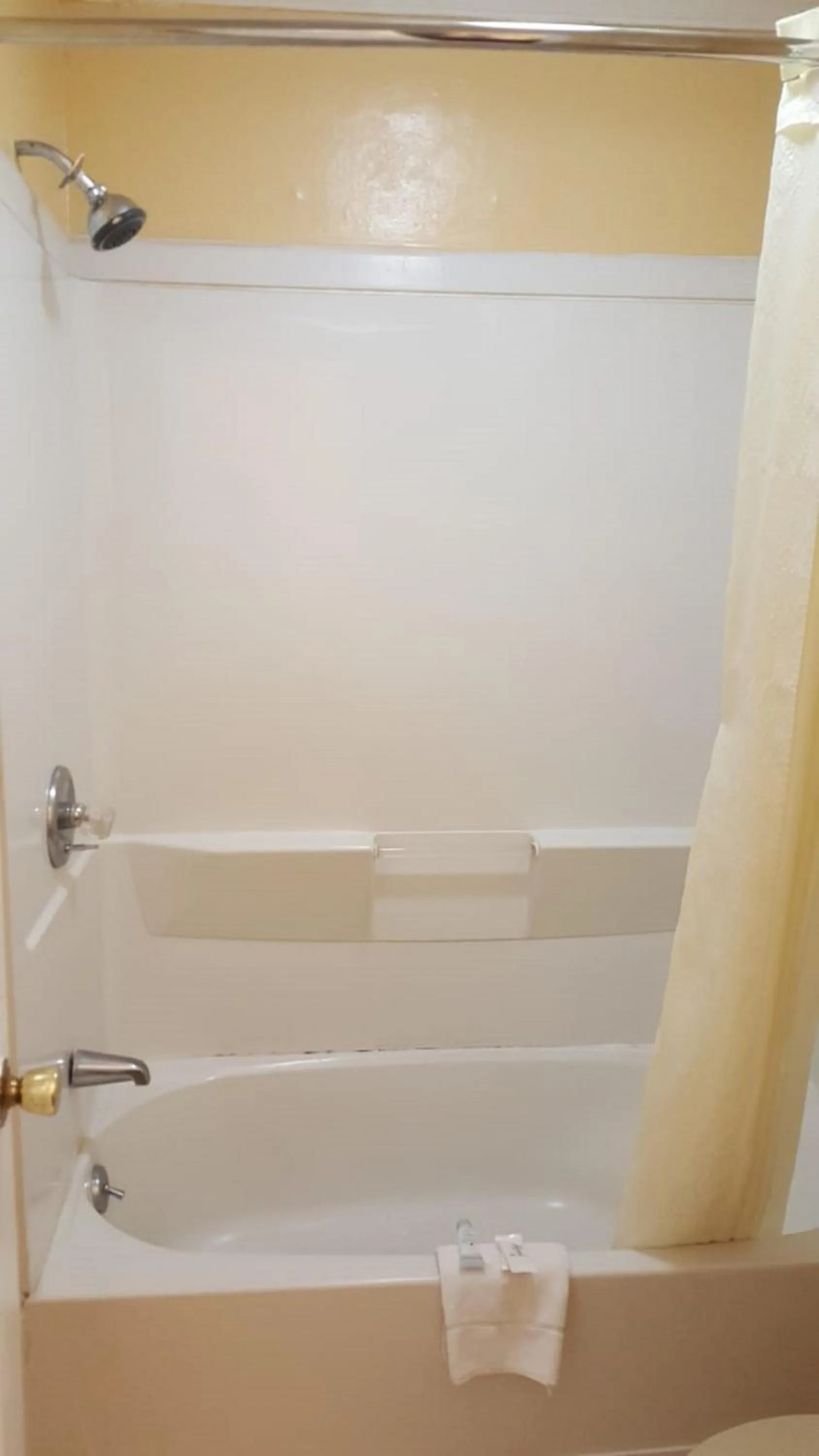 Bath in Loyalty Inn Rockingham