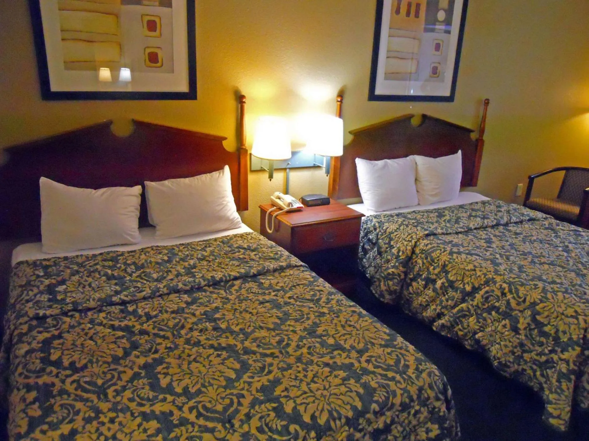 Bed in Country Hearth Inn & Suites Dawson