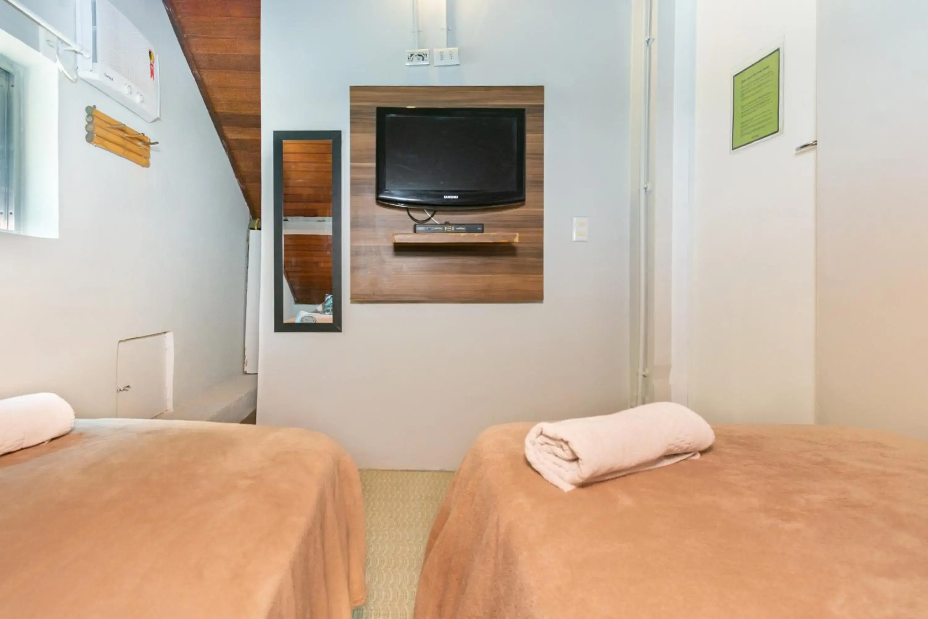 Standard Twin Room with Shared Bathroom in Bamboo Rio Hostel Standard Twin Room with Shared Bathroom in Bamboo Rio Hostel