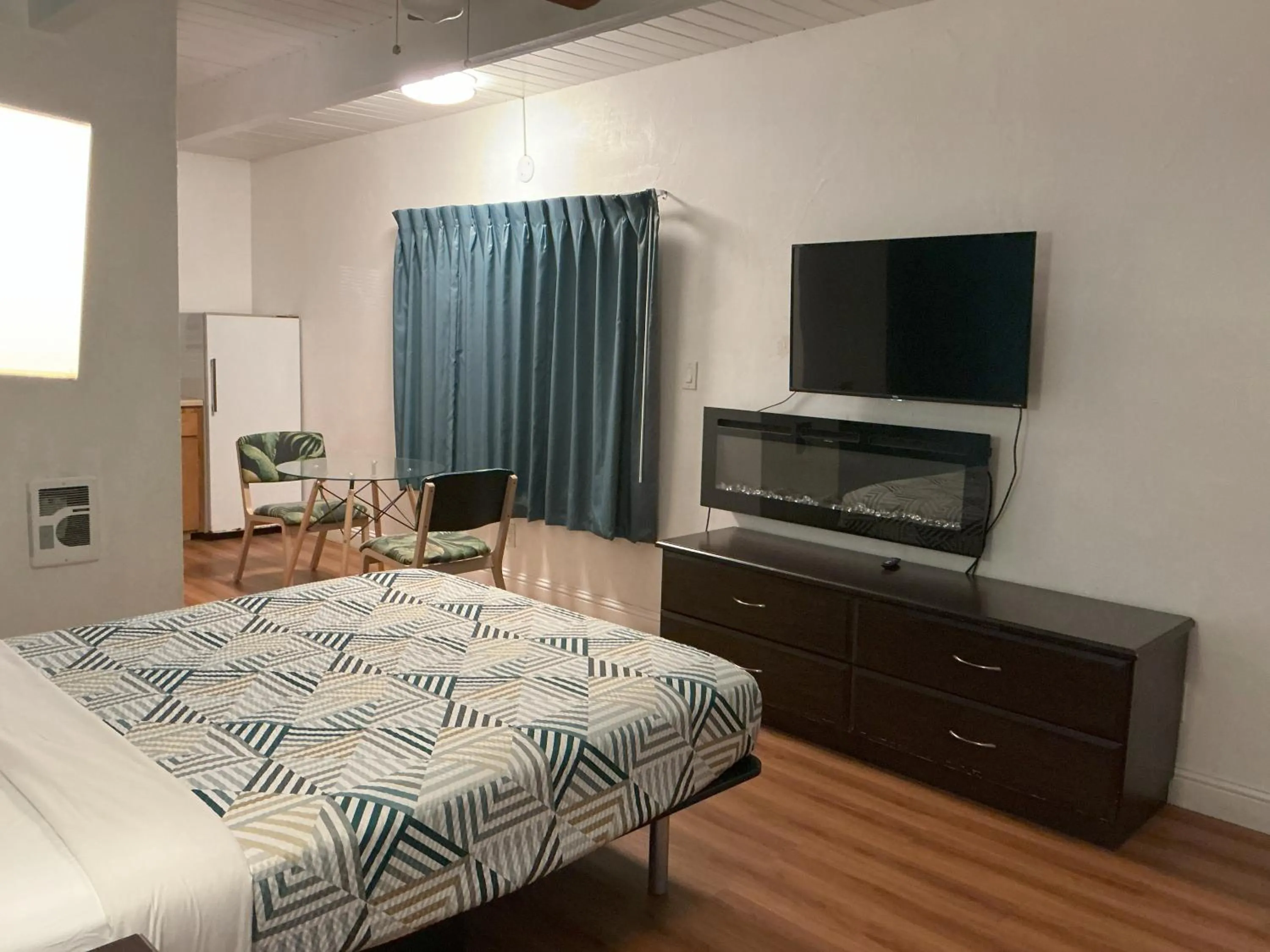 Photo of the whole room, Bed in Main & Salt