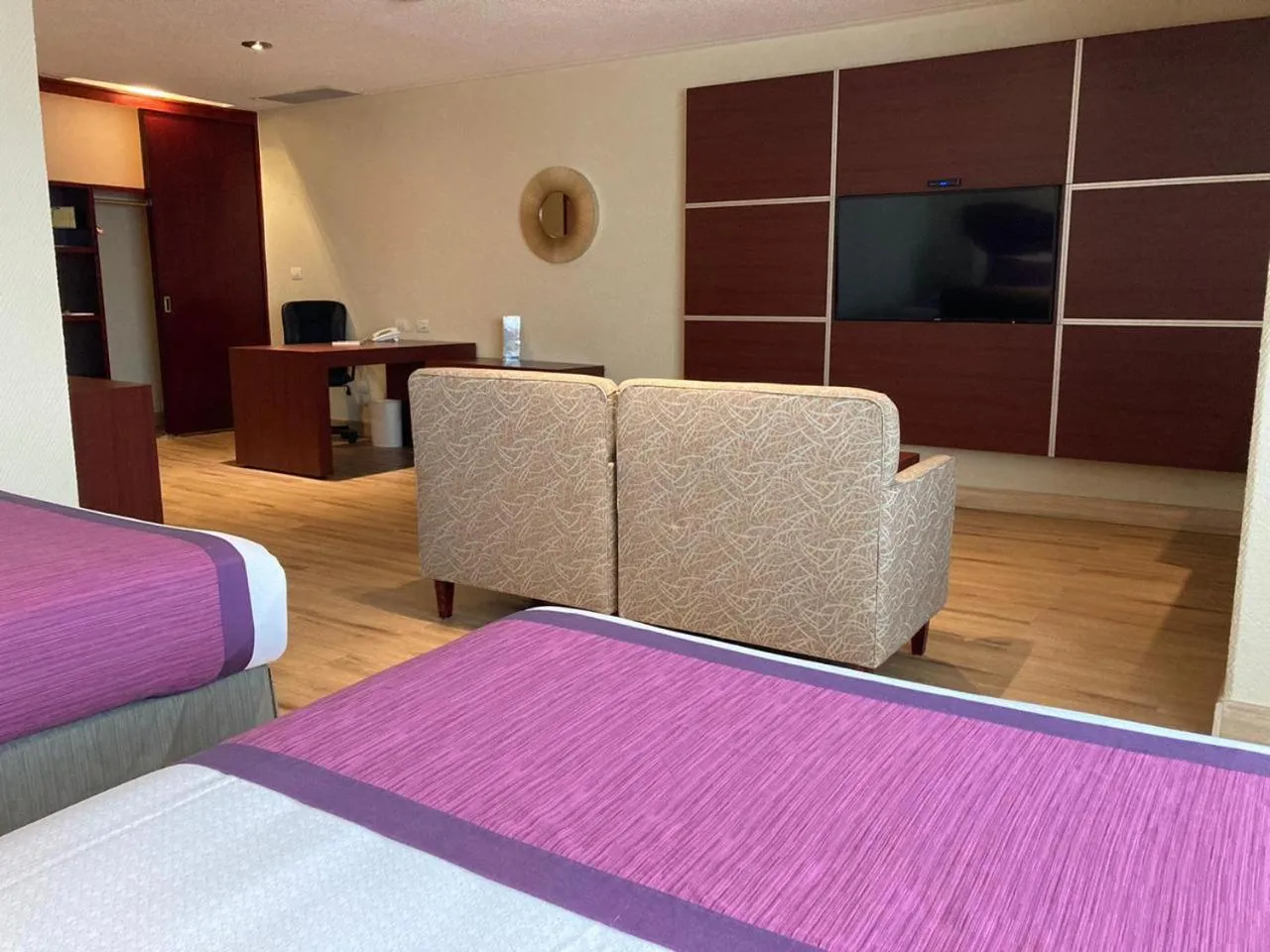 Communal lounge/ TV room, Bed in Hotel Mirage - Centro Histórico de Querétaro