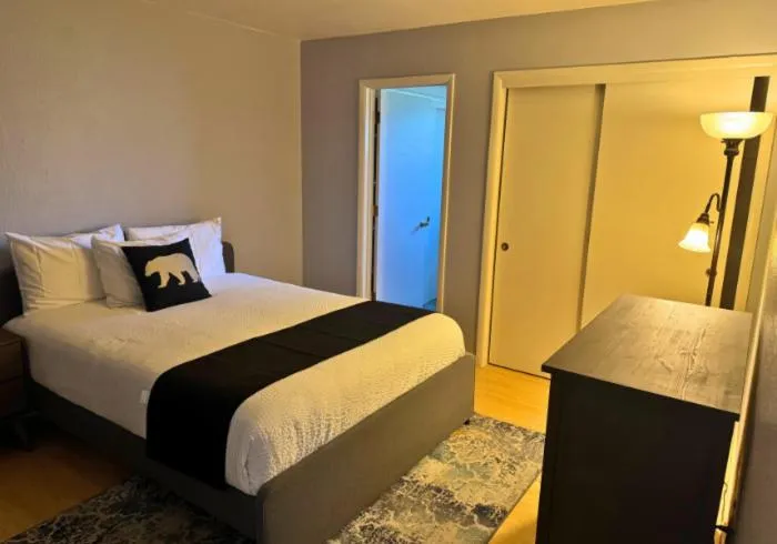 Bed in The Jeffrey Hotel