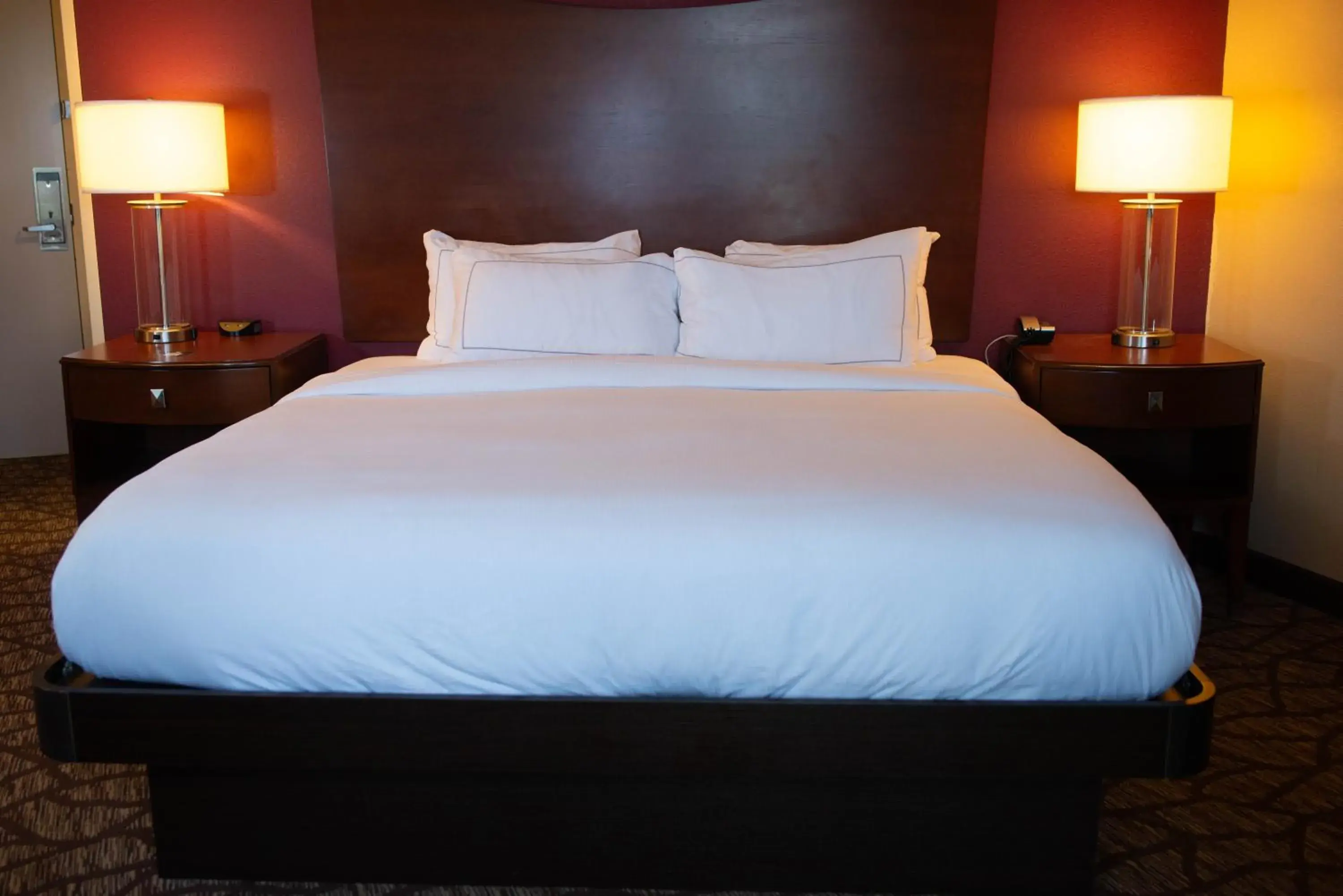 Property building, Bed in DoubleTree by Hilton Hotel Oak Ridge - Knoxville Property building, Bed in DoubleTree by Hilton Hotel Oak Ridge - Knoxville