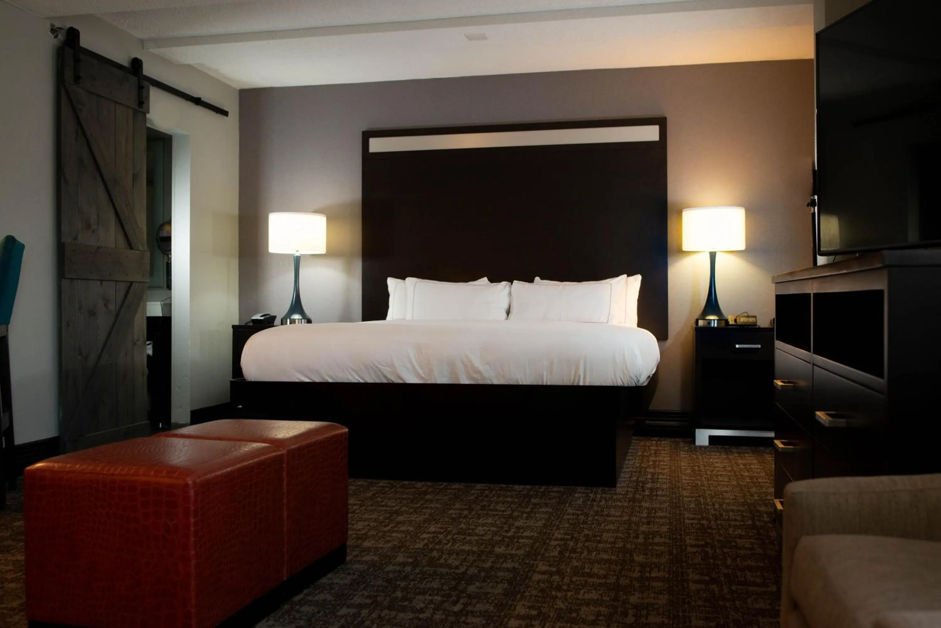 Property building, Bed in DoubleTree by Hilton Hotel Oak Ridge - Knoxville